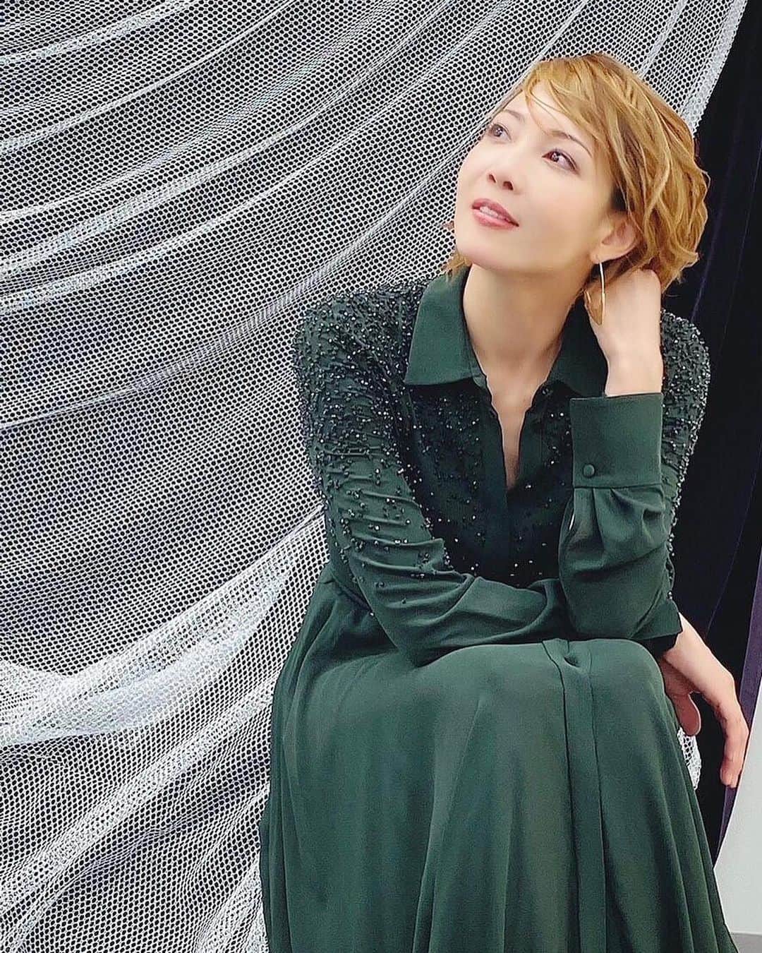 のインスタグラム：「. ボディガードに向けて 沢山取材も して頂きました😊  . またご報告します👍  まっててねー❤️❤️ . インプット期間 たくさん 学んで感じて 過ごしてます😊😊😊  . 急に寒くなったので お風邪引かないでくださいねー‼️‼️  . わたしは 物凄い厚着😎😎  . #ボディガード #BODYGUARD #柚希礼音 @escadaofficial」