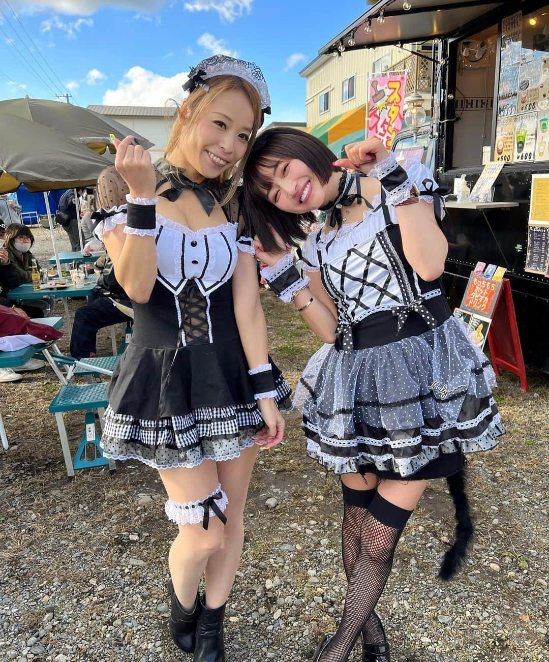 新藤まなみさんのインスタグラム写真 - (新藤まなみInstagram)「⁡ ⁡ ⁡ 遅ればせながら、　#蝦夷マル祭 ありがとうございましたーーーー！！🪅🏮💓 ⁡ よよちゃん @yoyochanyoyo と2人で　#malymoon さんの衣装着たよ💛 毎年ハロウィンの時期にお世話になってるの！ @malymoon1991  ⁡ めちゃくちゃ可愛いでしょー？😚 ディテール細かくて安っぽさがないので 毎年お願いしてます。！！ほんまにおすすめ！ ⁡ あ！DVDも20日に発売したよ！ 予約もたくさんありがとう😭✨ ⁡ ありがとうございました😭✨ ⁡ #蝦夷マル祭　#蝦夷マルシェ　#エゾマル　#北海道　#大樹町　#ホリエモン　#malymoon #コスプレ　#ハロウィン」10月23日 22時24分 - manami_official_