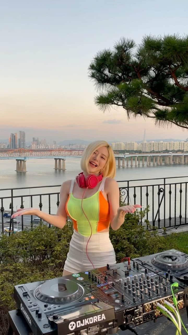 Dj Sodaのインスタグラム：「한강에서 #오케이챌린지 👌🏻💕 Do this #okaychallenge with me ✨💕  🎵DJ SODA X LOST CHAMELEON X AHIN-[ OKAY! ]」