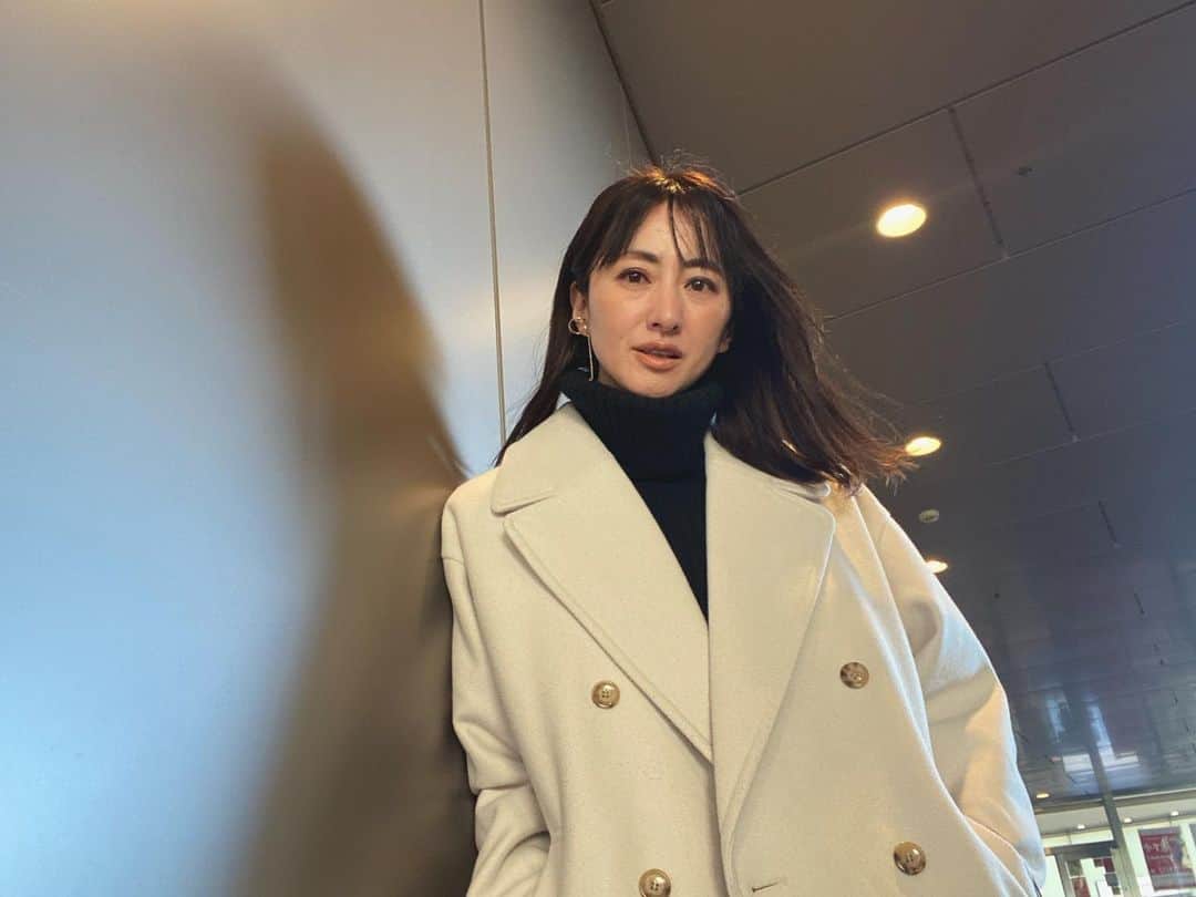 前田ゆかのインスタグラム：「今の季節 展示会で大人気だった 白のPコートが軽くて活躍中。  @elura_official   冬に映える『白』着映え感があるのでシンプルにあわせるだけでいいのです。  #elura #エルーラ #大人の悩みに効く服 #pコート」