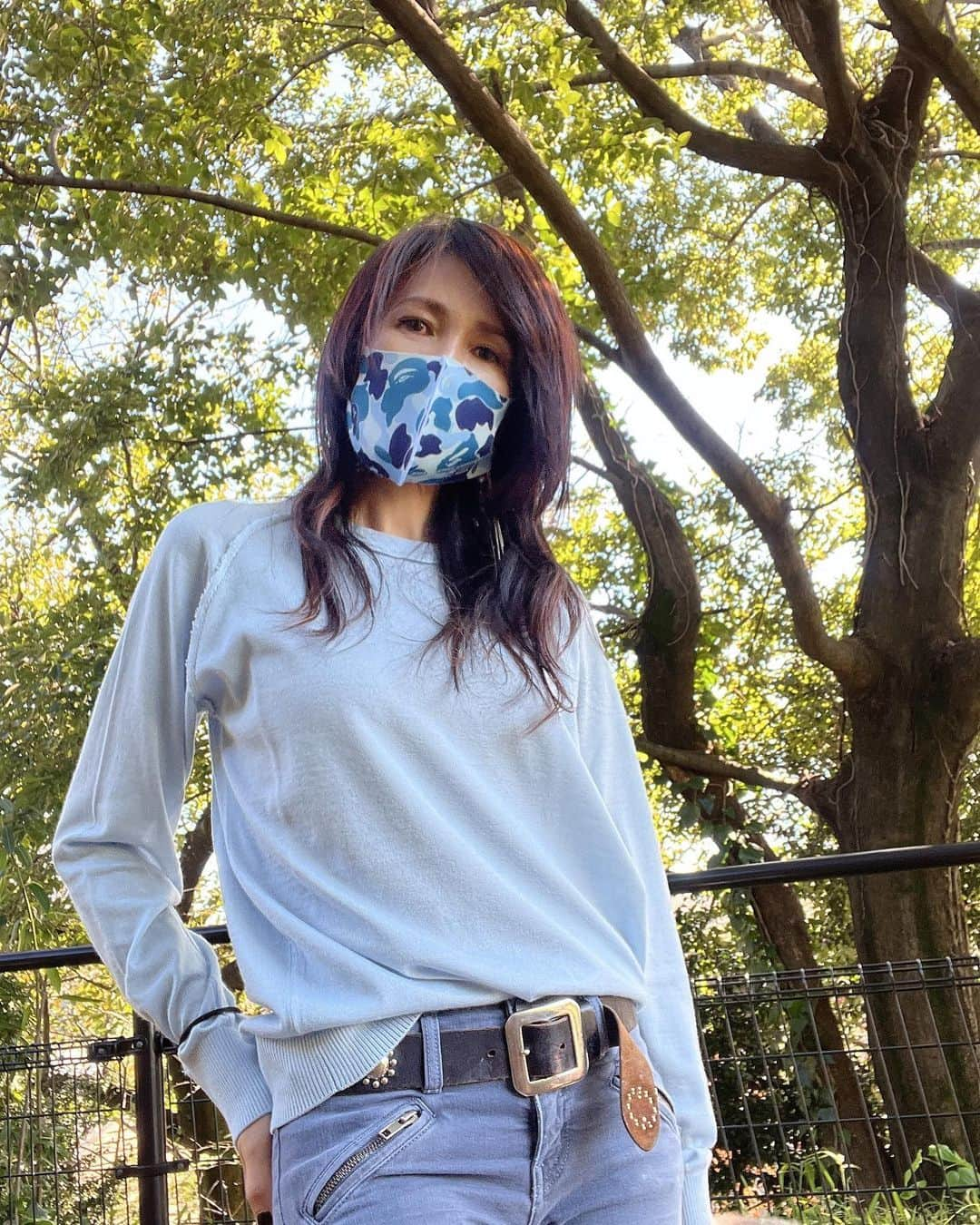 工藤静香さんのインスタグラム写真 - (工藤静香Instagram)「いい天気ですね。 午前中は時間があったので、母を誘って散歩に行きました。 普段から「高年齢が転んだら命とりだから気を付けて！」と、口酸っぱく言っています。　その矢先、変な音がして振り返ったら、何とばばちゃんが転んで横たわっているじゃないですか！💧💧💧💧もうね、心臓が飛びでましたから😂幸い指を切ったくらいで無事でしたが、明日には身体中痛いはずです。 単純によそ見をして転びましたから不注意です。 私と同じ位の年齢の方！ご健在のご両親がおられるなら、是非、足元に注意、階段は手すりを持つ！など言って注意を呼びかけてあげてくださいね。  私達も、うっかりに気を付けましょうね👍  セーターコラボレーション @loropianaofficial  @fujiwarahiroshi   シューズ @bape_japan」10月23日 14時29分 - kudo_shizuka