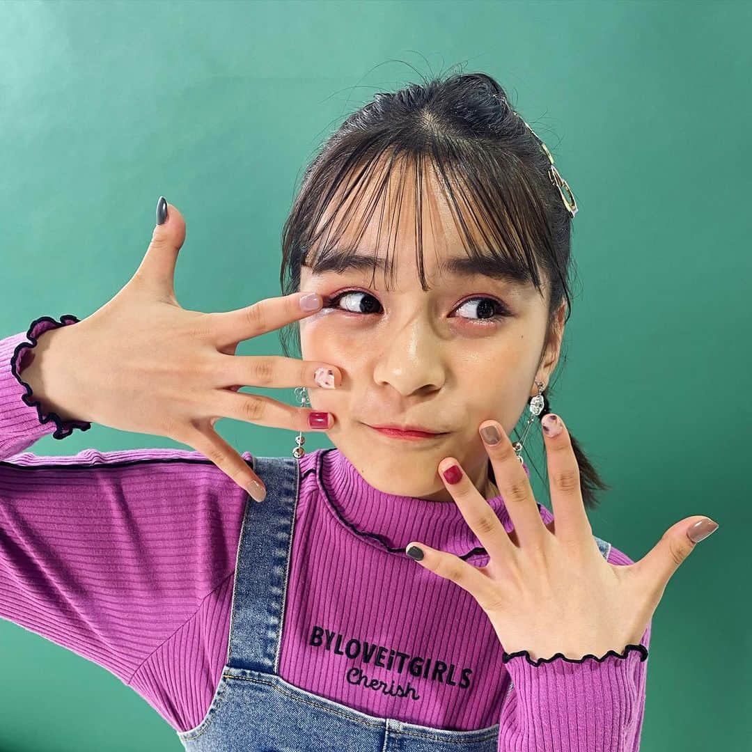 ニコ☆プチのインスタグラム：「. . こはたんの映えネイル💅🤍 ちょっぴり大人っぽく🌱🌱 . #有坂心花 #ニコプチ .」