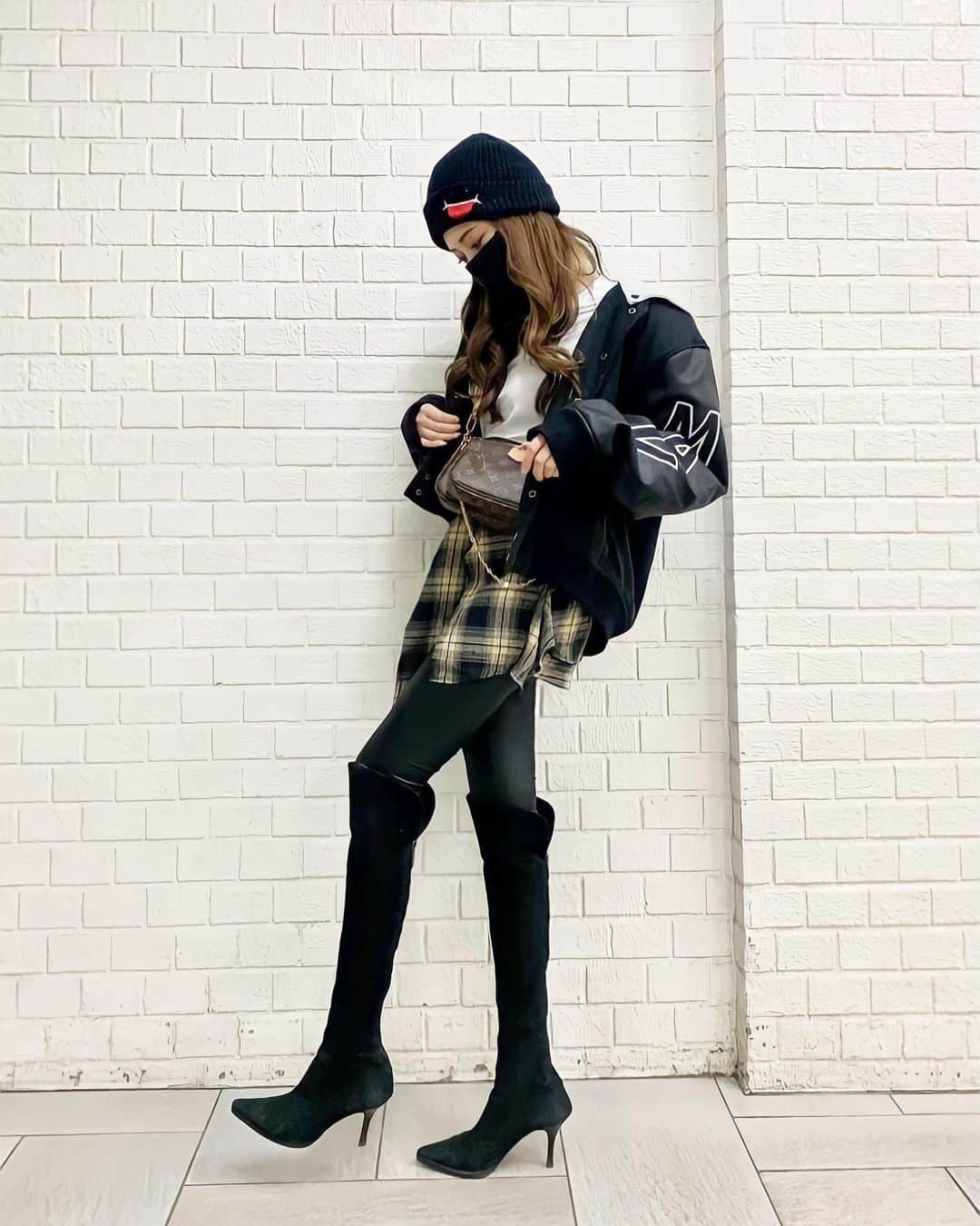 加賀美早紀のインスタグラム：「るん♪ てか寒ぅーーーーーーー🥶 引きこもってたから全然気付かなかった てなわけで完全暖かコーデ outer/チェックSkirt @blackqueen.official  足元はレザーレギンス/ニーハイで完全防備😆  #スタジャン #秋服 #冬服 #寒がり」