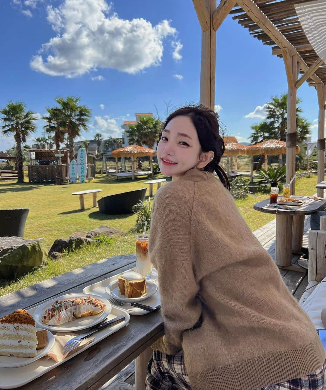 キム・ドヨンさんのインスタグラム写真 - (キム・ドヨンInstagram)「힐링중❤️ #제주도#브라보비치#아띠랑스호텔#제주카페」10月23日 14時55分 - dodo_baby