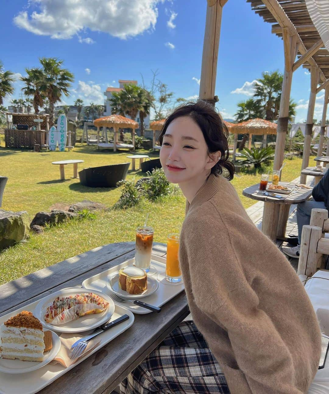 キム・ドヨンさんのインスタグラム写真 - (キム・ドヨンInstagram)「힐링중❤️ #제주도#브라보비치#아띠랑스호텔#제주카페」10月23日 14時55分 - dodo_baby