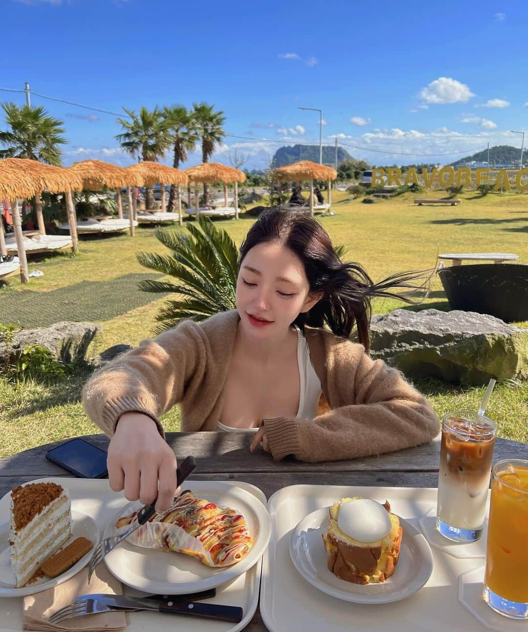 キム・ドヨンさんのインスタグラム写真 - (キム・ドヨンInstagram)「힐링중❤️ #제주도#브라보비치#아띠랑스호텔#제주카페」10月23日 14時55分 - dodo_baby