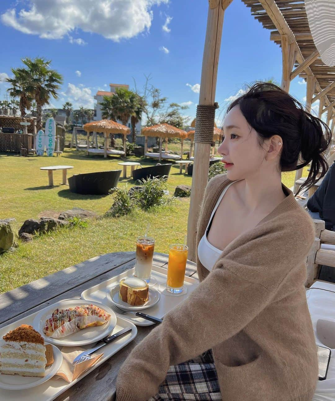 キム・ドヨンさんのインスタグラム写真 - (キム・ドヨンInstagram)「힐링중❤️ #제주도#브라보비치#아띠랑스호텔#제주카페」10月23日 14時55分 - dodo_baby