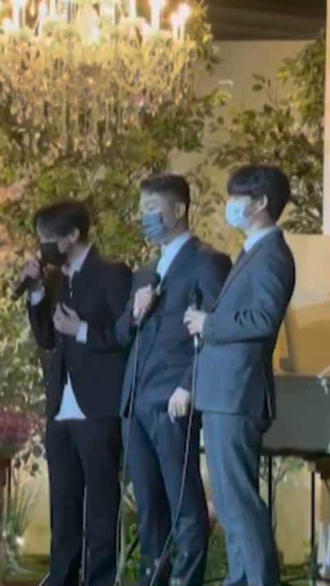 ヒョンミン のインスタグラム：「전 직장동료들과 축가🎤🎶 4년만에 같이 노래하네 아 옛날생각 나구만.」