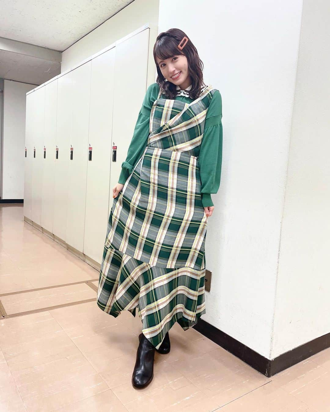 逢田梨香子のインスタグラム：「先日の生放送の時のお衣装👗 セットがすごく可愛かったので、そこにちょっと合わせてみました。 普段緑はあまり似合わないから着ないんだけど、スタイリストさんが用意してくれたものだと何故か自信を持って着れる！笑  感謝です🎗🎗」