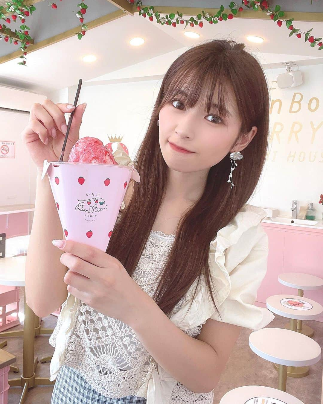 日比野友香さんのインスタグラム写真 - (日比野友香Instagram)「🍧🍓🪄         #えみともチャンネル YouTube 第１弾【伊豆多賀温泉】＃1 でのひとコマ🤍   かき氷とっても美味しかったです！   (もう寒くなってきちゃったけど、盛れたから載せさせてください🥺)    温泉シーンも必見だよ🥰♨️      part4の動画です ⏩youtu.be/78nc6hOW4DI                     #bonbonberry  #bonbonberrycafe #いちご  #いちごスイーツ  #いちご好き  #イチゴ #いちごかき氷  #苺  #苺スイーツ  #熱海  #熱海旅行  #熱海グルメ  #静岡  #静岡観光 #静岡旅行  #熱海カフェ  #熱海スイーツ  #映えスイーツ  #映えカフェ #スイーツ #YouTube#youtuber #youtubechannel#グラビア#グラビアアイドル  #ロングヘア  #ストレートヘア  #ピアス  #ピアス女子」10月23日 15時48分 - tomokahibino