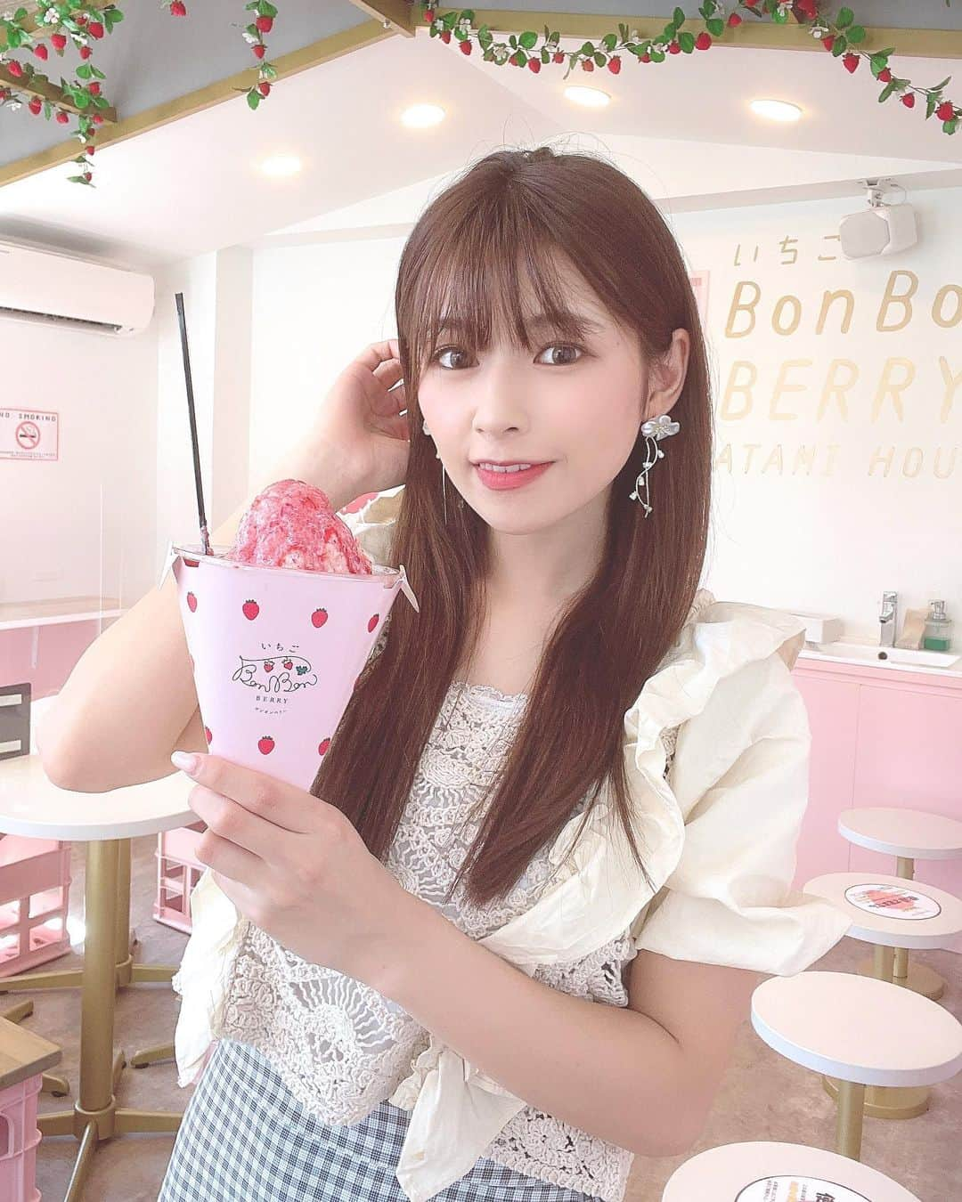 日比野友香さんのインスタグラム写真 - (日比野友香Instagram)「🍧🍓🪄         #えみともチャンネル YouTube 第１弾【伊豆多賀温泉】＃1 でのひとコマ🤍   かき氷とっても美味しかったです！   (もう寒くなってきちゃったけど、盛れたから載せさせてください🥺)    温泉シーンも必見だよ🥰♨️      part4の動画です ⏩youtu.be/78nc6hOW4DI                     #bonbonberry  #bonbonberrycafe #いちご  #いちごスイーツ  #いちご好き  #イチゴ #いちごかき氷  #苺  #苺スイーツ  #熱海  #熱海旅行  #熱海グルメ  #静岡  #静岡観光 #静岡旅行  #熱海カフェ  #熱海スイーツ  #映えスイーツ  #映えカフェ #スイーツ #YouTube#youtuber #youtubechannel#グラビア#グラビアアイドル  #ロングヘア  #ストレートヘア  #ピアス  #ピアス女子」10月23日 15時48分 - tomokahibino