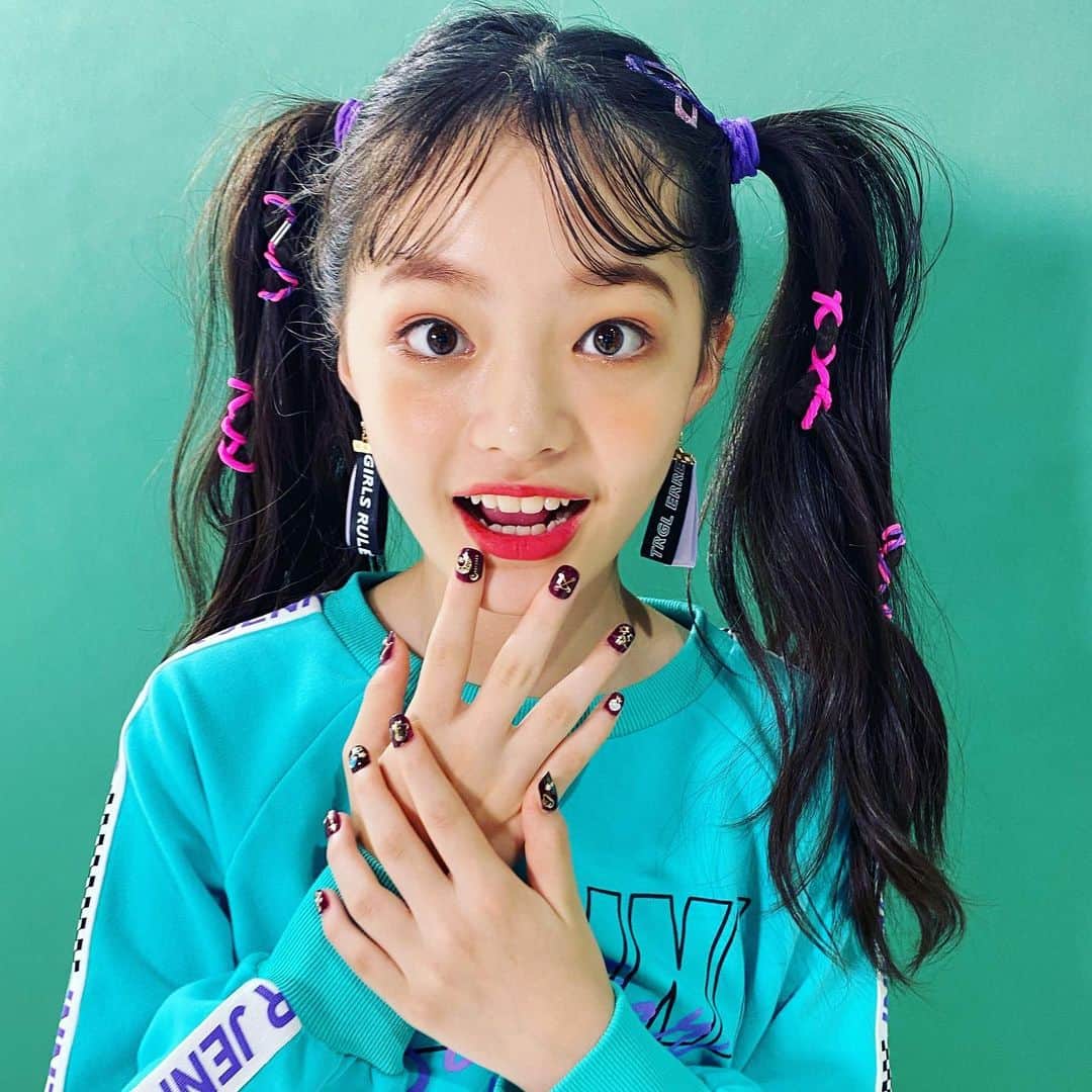 ニコ☆プチのインスタグラム：「. . のあてぃんはポップに ハデカワネイルで💅💜💚 . #川崎王愛 #ニコプチ」