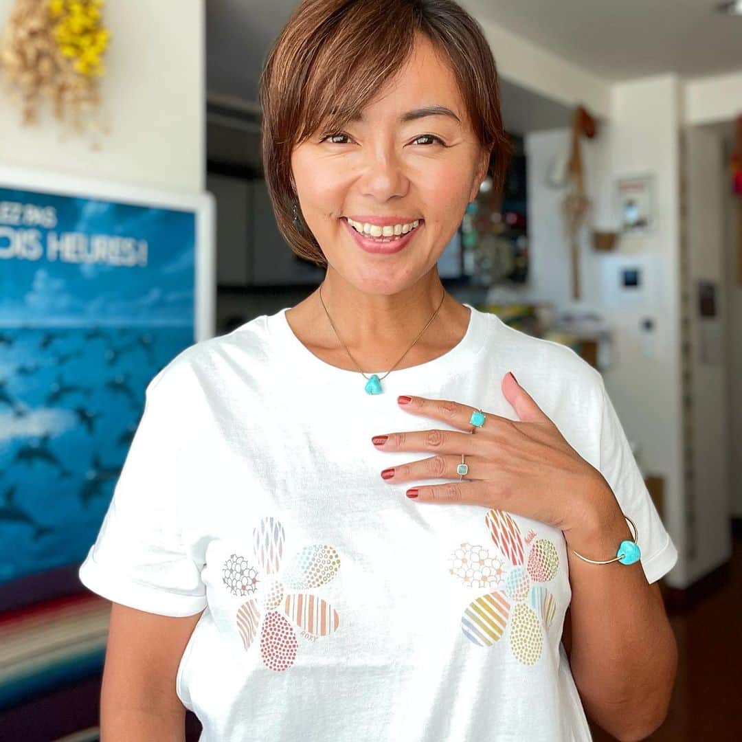 のインスタグラム：「毎年乳癌の啓蒙活動を行っているROXY🏄‍♀️🌞✨  今年は、世界中の若い世代に、教育やアートを通して、乳癌に関する啓蒙や支援をする活動を行っている　 @keepabreast  と一緒に女性を支えるためのTシャツをデザイン❤️Art :  @melkadel   Tシャツの売り上げは100%この活動を支援するために寄付されます✨  年に一回は必ず乳癌検診を受けよう🤙私も今年の検査も大丈夫でした👌自分の身体のケアも忘れずにね🙏  #roxyxkeepabreast  #roxyjapan #roxy #beachlife  #海のある生活」