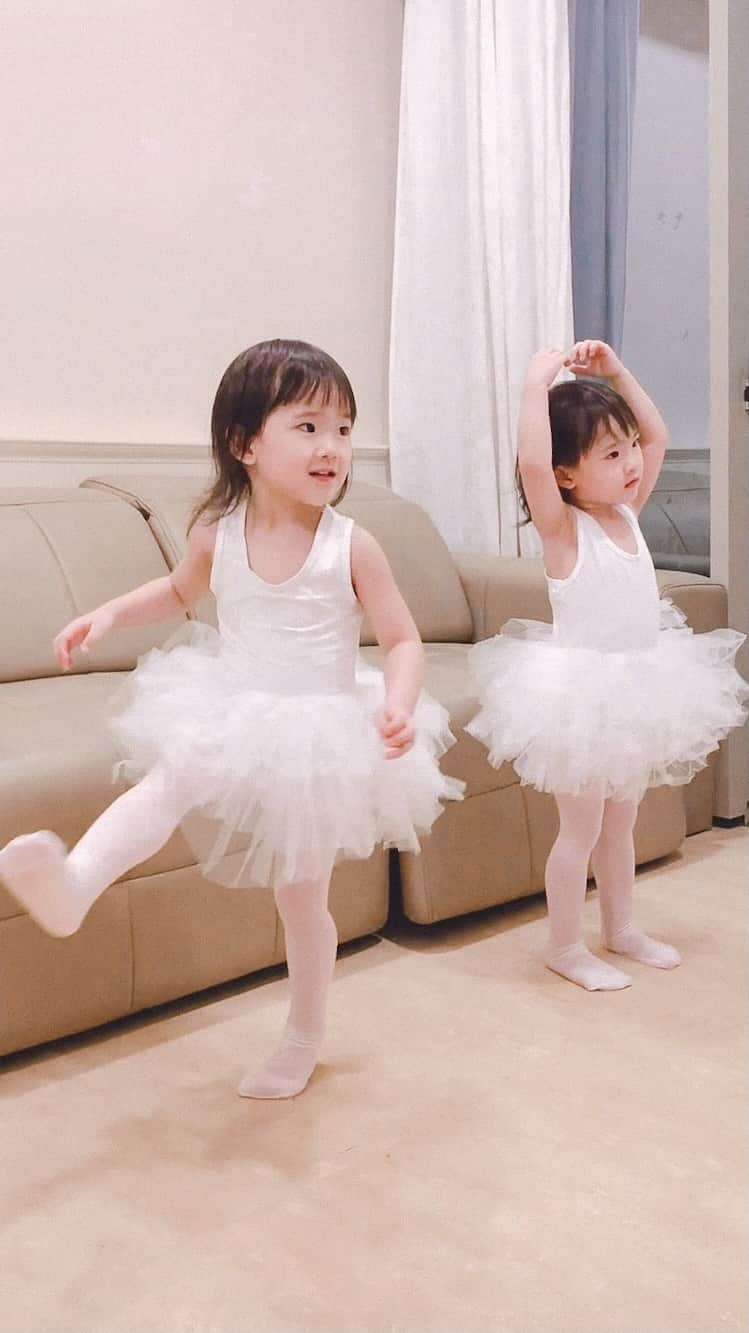 ジェシカ・ヤマダのインスタグラム：「Ballerina piyik mamma 🦢🦢🩰 Kesenengan banget dibeliin baju balet ada tutu & stokingnya, sampe mendadak langsung SHOWTIME 🤩🤣🤣🤣 Sambil nari2 ikutin gerakan balerina piyik Rusia di yutub 🥰🩰  Baju balet @jessbebes beli disini ya: https://shp.ee/c6qbrxp 🤍  #jessbebes #miniballerina #lifewithtwins」