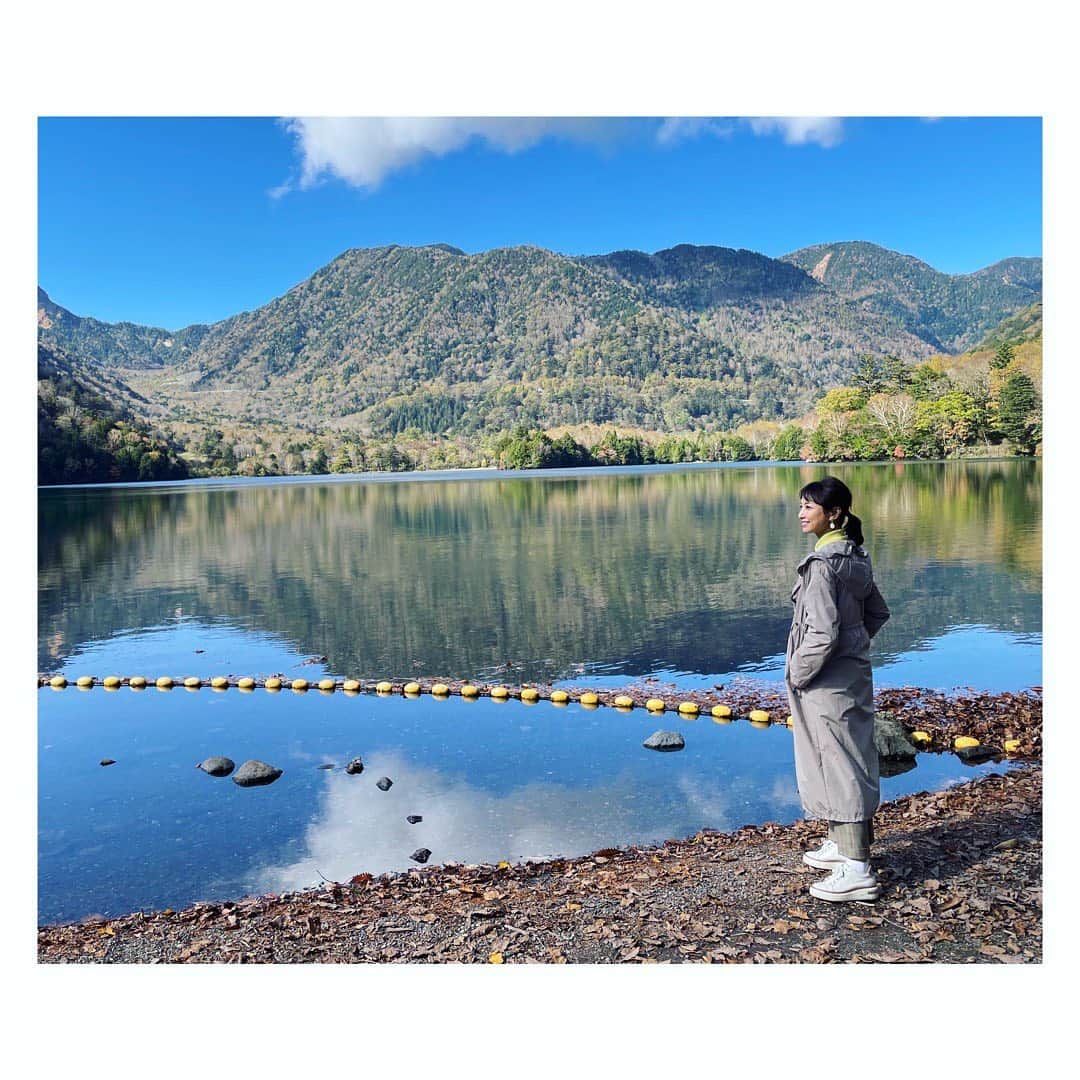 望月理恵さんのインスタグラム写真 - (望月理恵Instagram)「日光湯ノ湖  湖面がまるで鏡。 山や空が映し出され静寂で 神秘的な湖でした。 ロケの時はまだ色づいてませんでしたが、今は綺麗なんでしょうね。  ロケ衣装 セーターがまさに紅葉の見頃！？☺️  コート @stefaniacarrera_ @sanki_official_brand  ニット.パンツ @marella_japan  イヤリング @rom403_official  #日光写真が多すぎて笑笑 #まだまだアップします。　#日光 #湯ノ湖#静寂#また行きたい」10月23日 16時52分 - mochiee28