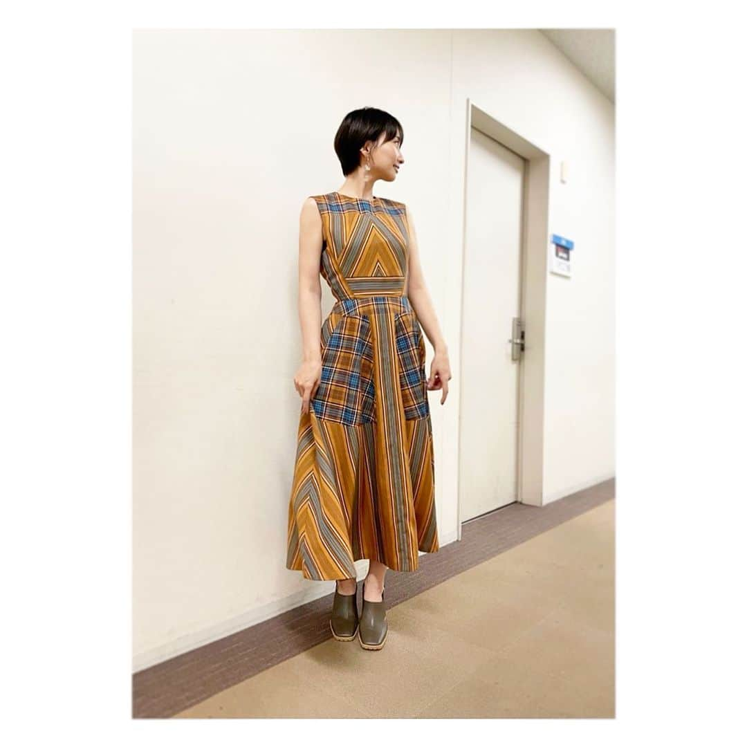 増田有華さんのインスタグラム写真 - (増田有華Instagram)「＊  アウトデラックス、たくさん反響をいただきありがとうございます。  名前の通り中身はデラックスにアウトなので あぁ、もしかしたら視聴者の方からお叱りを受けるかも…なんてちょっとだけビビっていましたが ものすごい数の励ましのお言葉をいただき、そしてまさかの共感の声まで😳 それが一番驚きました。  いただいたたくさんのお言葉の通り、逞しく生きます！😭‼️ありがとうございます。  TVerでまだ見逃し配信あるので是非♡  そして！収録時のお衣装、とっても形が綺麗でめちゃんこ気に入りました！色もかわいいの🥰 ニットと合わせたら秋にも着たい色合い（もう寒いかしらん） 靴もアクセもかわいかった🔥  ワンピース: @atsushi.nakashima  @the.pr_  靴: @dianashoespress  イヤリング: @pani_pani222   かわいいに囲まれて幸せっ🌕  ・ ・ ・  #アウトデラックス  #ファッション #衣装 #skirt #shoes #necklace #style #styling #fashion #fashionista #fashionblogger #smile #cute #japan #japanesegirl #japanese #増田有華」10月23日 17時24分 - masuyuka_official