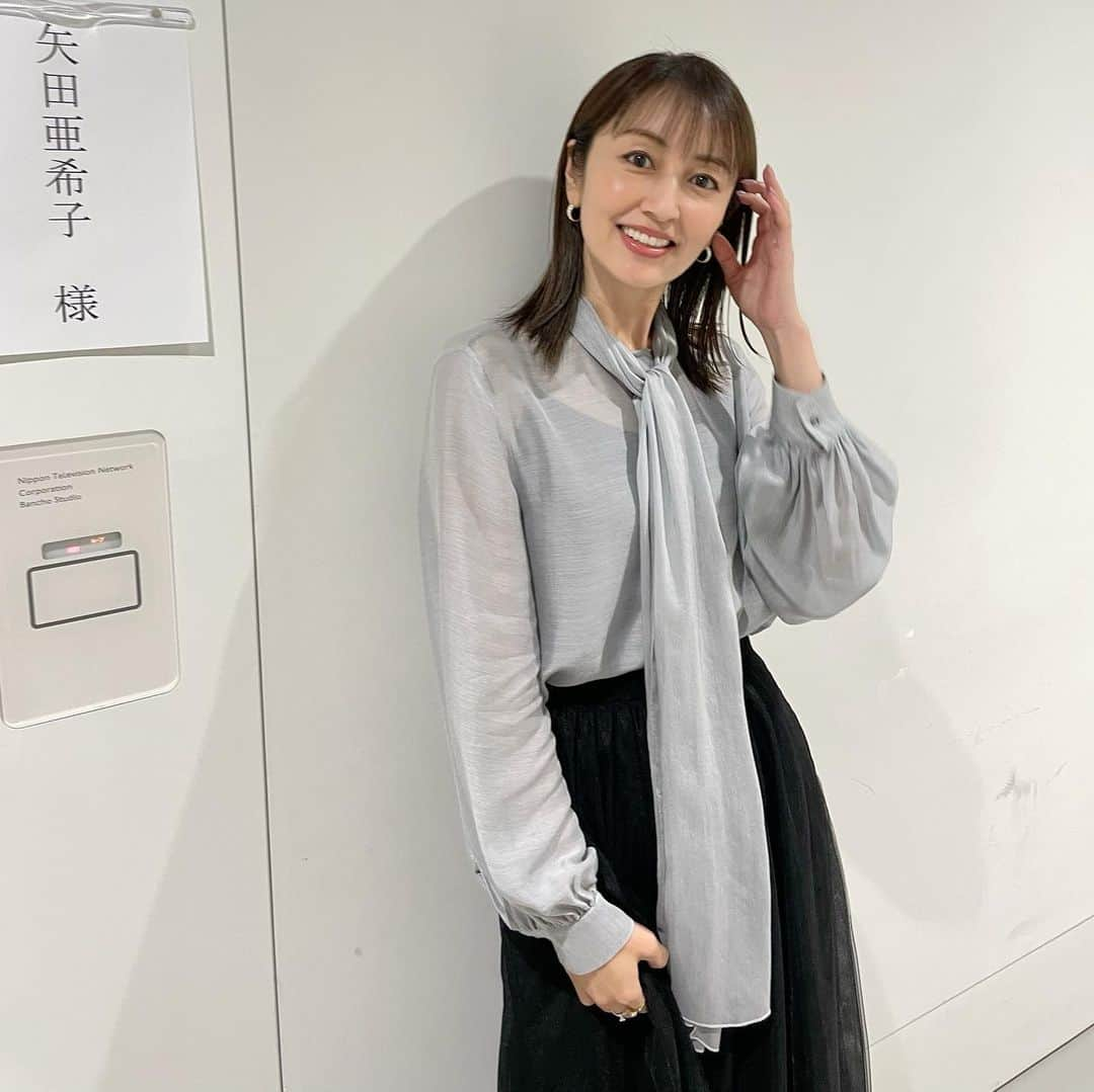 矢田亜希子さんのインスタグラム写真 - (矢田亜希子Instagram)「【オンエア】 2021年10月26日(火)23：59〜24：54 日本テレビ『超無敵クラス』 キラッキラなシューズが可愛かった❤️ 衣装は　@fabianafilippi @jimmychoo @Forevermark #fabianafilippi #jimmychoo #DeBeers #Forevermark」10月23日 17時39分 - akiko_yada