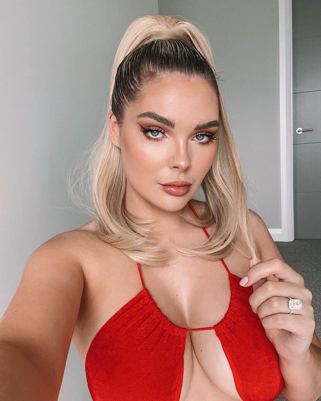 サラ・ハリスのインスタグラム：「Date night ready 🥂   Just a little obsessed with my 💍 @foreverdiamondsny   I can’t stop staring at it. 😅😍」