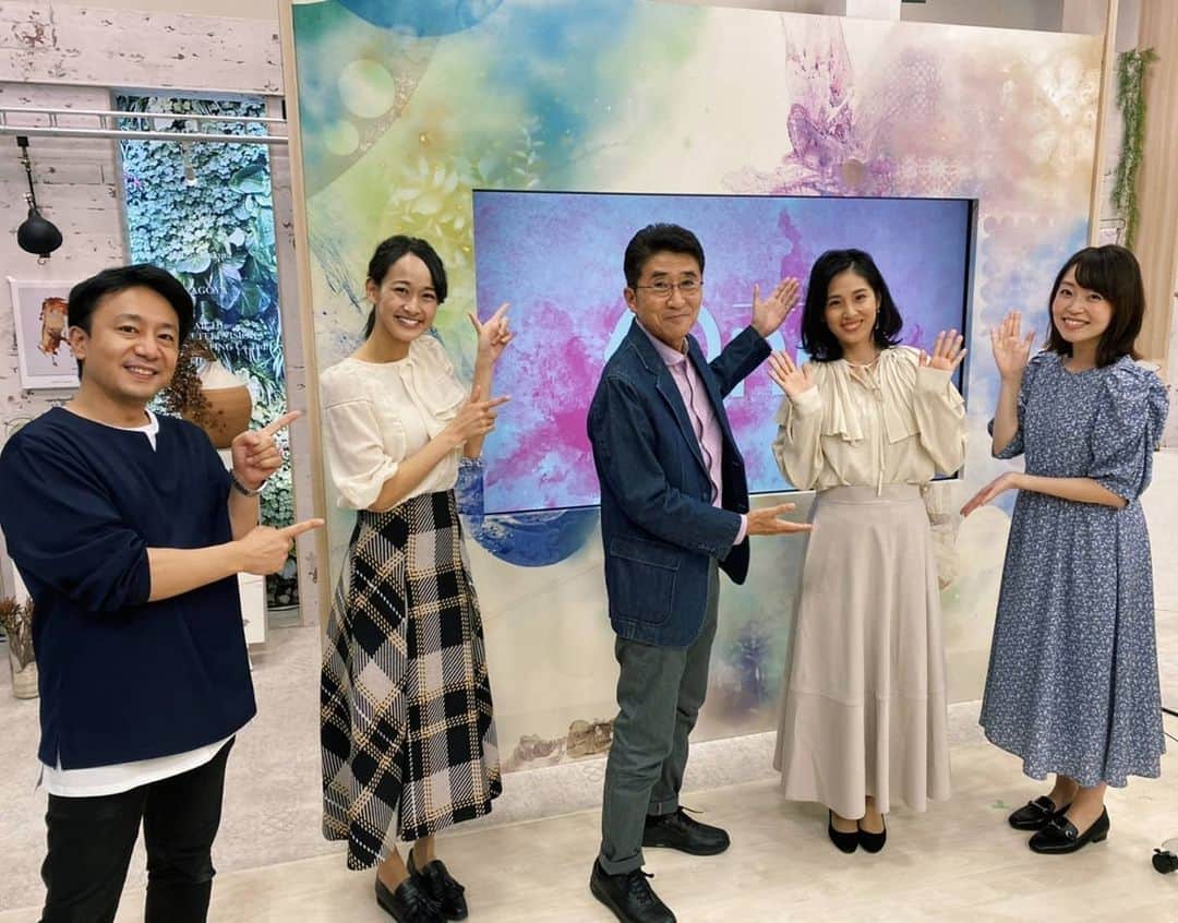 本仮屋リイナのインスタグラム：「東海テレビの人々、やっぱり大好き😢😭😭❤️！！  とおもいつつ、帰りの新幹線に揺られています。  退社して５年。 フリーで活動を始めて１年。 古巣、東海テレビで初めてのお仕事をさせていただきました！✨🎊  配信番組とはいえ、わたしにとっては、とても意義深いお仕事。 呼んでいただき、本当にありがたいです。  写真をみてお分かりいただけると思いますが、めちゃめちゃあたたかく優しい先輩方なのです。  当時、ポンコツなわたしを辛抱強くご指導してくださって、さらにこうして今日も温かく迎えてくださって、感謝しかないです😢✨  そして、スイッチで数々の中継を共に乗り越えたチャンさんが「おかえリーナ」って手書きカンペを書いて出してくださったときは、もう、、うれしくてうれしくて😢💓  懐かしく、幸せな一時、心からありがとうございました🙇✨  #赤福12個入りを３箱買って帰リイナ #東海テレビ #アナウンサー #名古屋 #スイッチ」