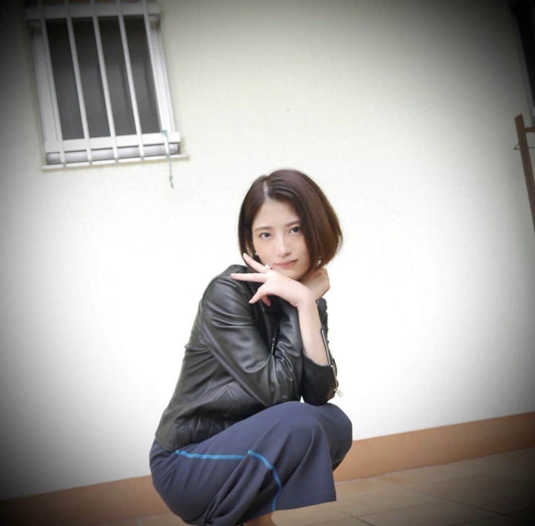 若月佑美さんのインスタグラム写真 - (若月佑美Instagram)「. なかなかクールになり過ぎちゃうかな と思っていたライダースも可愛いかも。 あと冬、本当に寒過ぎです。 . #若月佑美」10月23日 17時56分 - yumi_wakatsuki_official