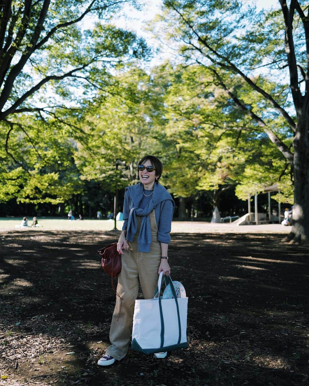 高山都さんのインスタグラム写真 - (高山都Instagram)「ゆるゆるしたいから、気持ちのいい格好で公園に来た #都ふく knit&cardigan @mede19f_official × miyako takayama overall @outersunset_official @emiri_hemmi × miyako takayama bag @lemaire_official  eye wear @ayame_id  shoes @converse  necklace @veronica__is  グレー×ベージュにエンジのバッグと靴の色合わせ。 ニットは @mede19f_official で発売中！ オーバーオールは29日発売です！ 両方自分が関わった服♡」10月23日 17時52分 - miyare38