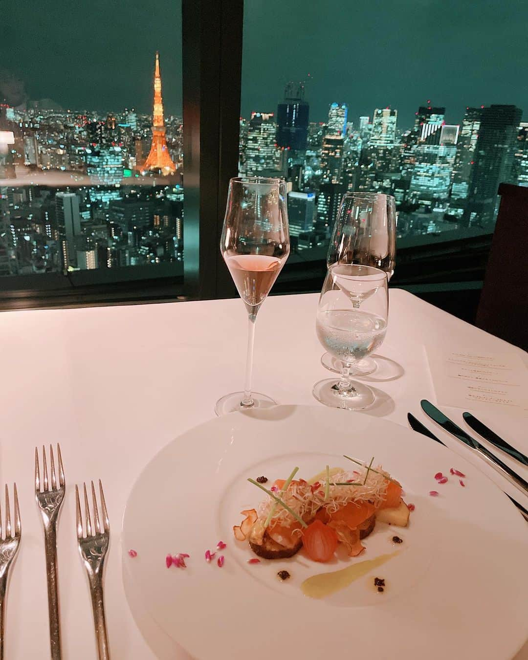 satomiさんのインスタグラム写真 - (satomiInstagram)「🐟🐠🍽 ・ 先日のdinner（@fishbanktokyo_edge ）🥰 汐留シティーセンター41階だけあって景色綺麗すぎました！ ・ 東京タワー、スカイツリー、お台場 一望できます🗼🍾 ・ 雲丹、オマール海老、サーロイン… 好きなものしかない🤤😋 ・  ✼••┈┈┈┈┈••✼ skirt👗→（@saisondepapillon ） 楽天イベント開催日時： 10/31(日) 23:59まで ※タイムセールやcoupon要チェック🔎 ✼••┈┈┈┈┈••✼ ・  デートや記念日にオススメです🍽 ・  #fishbanktokyo #記念日デート　 #記念日ごはん　 #夜景デート　 #夜景ディナー　 #東京タワー夜景　 #夜景の見えるレストラン　 #誕生日ディナー　 #記念日ディナー」10月23日 18時21分 - saatoomii47