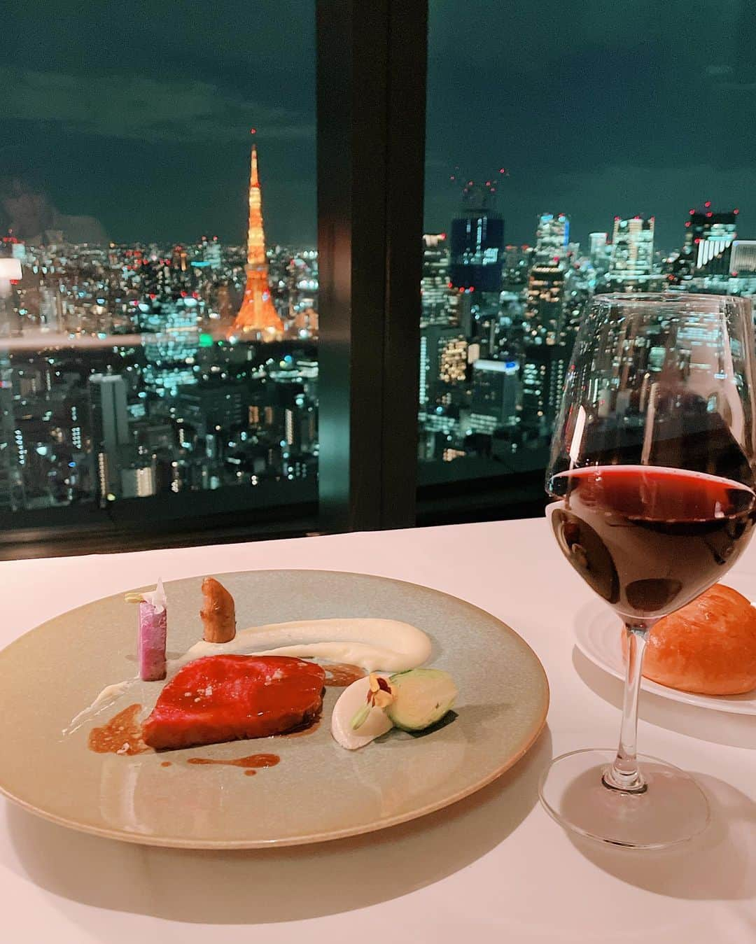 satomiさんのインスタグラム写真 - (satomiInstagram)「🐟🐠🍽 ・ 先日のdinner（@fishbanktokyo_edge ）🥰 汐留シティーセンター41階だけあって景色綺麗すぎました！ ・ 東京タワー、スカイツリー、お台場 一望できます🗼🍾 ・ 雲丹、オマール海老、サーロイン… 好きなものしかない🤤😋 ・  ✼••┈┈┈┈┈••✼ skirt👗→（@saisondepapillon ） 楽天イベント開催日時： 10/31(日) 23:59まで ※タイムセールやcoupon要チェック🔎 ✼••┈┈┈┈┈••✼ ・  デートや記念日にオススメです🍽 ・  #fishbanktokyo #記念日デート　 #記念日ごはん　 #夜景デート　 #夜景ディナー　 #東京タワー夜景　 #夜景の見えるレストラン　 #誕生日ディナー　 #記念日ディナー」10月23日 18時21分 - saatoomii47