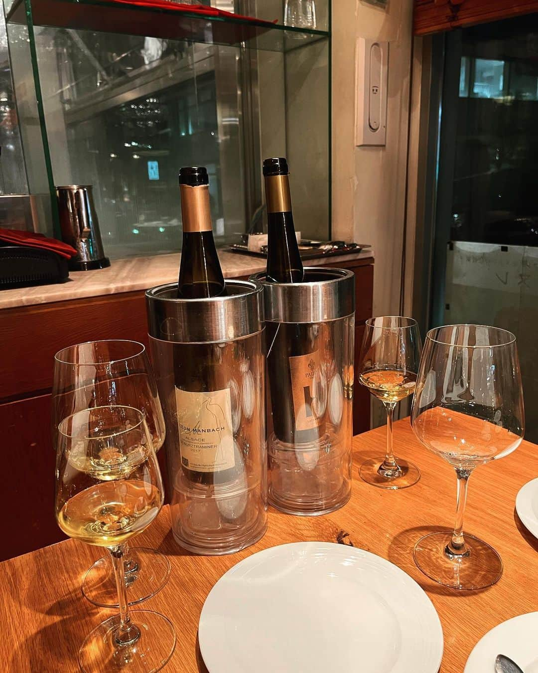 川口レイジのインスタグラム：「仕事終わりでみんなでご飯🍾　  最高デスネ  I really enjoyed dinner and party with my co workers  last night.   Great wine, and dishes were tasty.   #Tokyo #party  #Reiji629  #nightlife  #goodfood #restaurant  #happy」