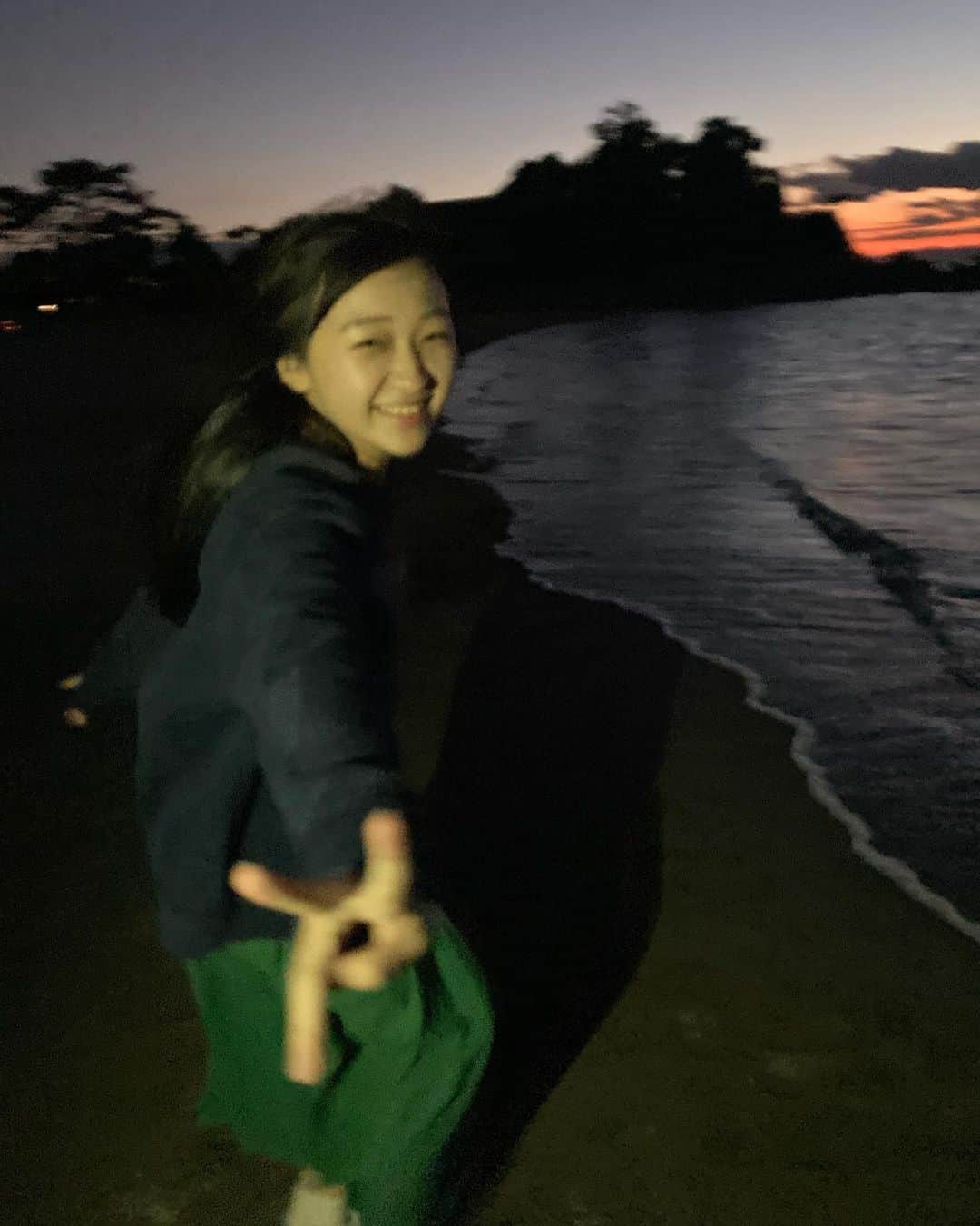 前野えまさんのインスタグラム写真 - (前野えまInstagram)「森戸海岸の夕日 ・ ・ #森戸海岸 #葉山 #海 #夕日 #夕暮れ #夕暮れ時 #夕暮れの空 #夕暮れの風景 #海の写真 #18歳 #ポートレート   #morito #coast #beach #evening #twilight #sea #seaphotography  #tagsforlikes #tflers #tagsforlikesapp #actress #actor #girl #photography #portrait #japanesegirl #portraitphotography #daily_phot_jpn #japan_daytime_view」10月23日 18時50分 - maeno_ema