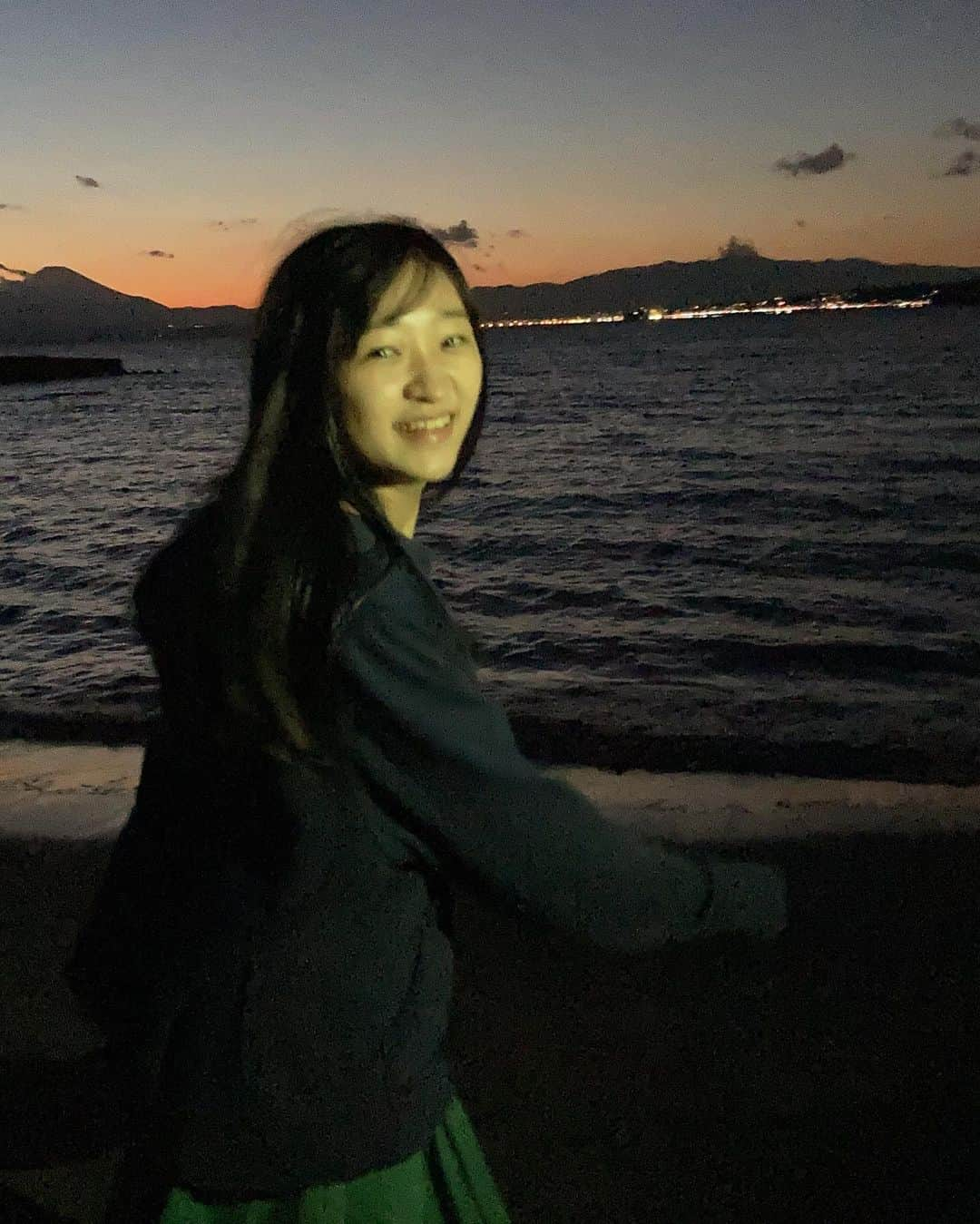 前野えまさんのインスタグラム写真 - (前野えまInstagram)「森戸海岸の夕日 ・ ・ #森戸海岸 #葉山 #海 #夕日 #夕暮れ #夕暮れ時 #夕暮れの空 #夕暮れの風景 #海の写真 #18歳 #ポートレート   #morito #coast #beach #evening #twilight #sea #seaphotography  #tagsforlikes #tflers #tagsforlikesapp #actress #actor #girl #photography #portrait #japanesegirl #portraitphotography #daily_phot_jpn #japan_daytime_view」10月23日 18時50分 - maeno_ema