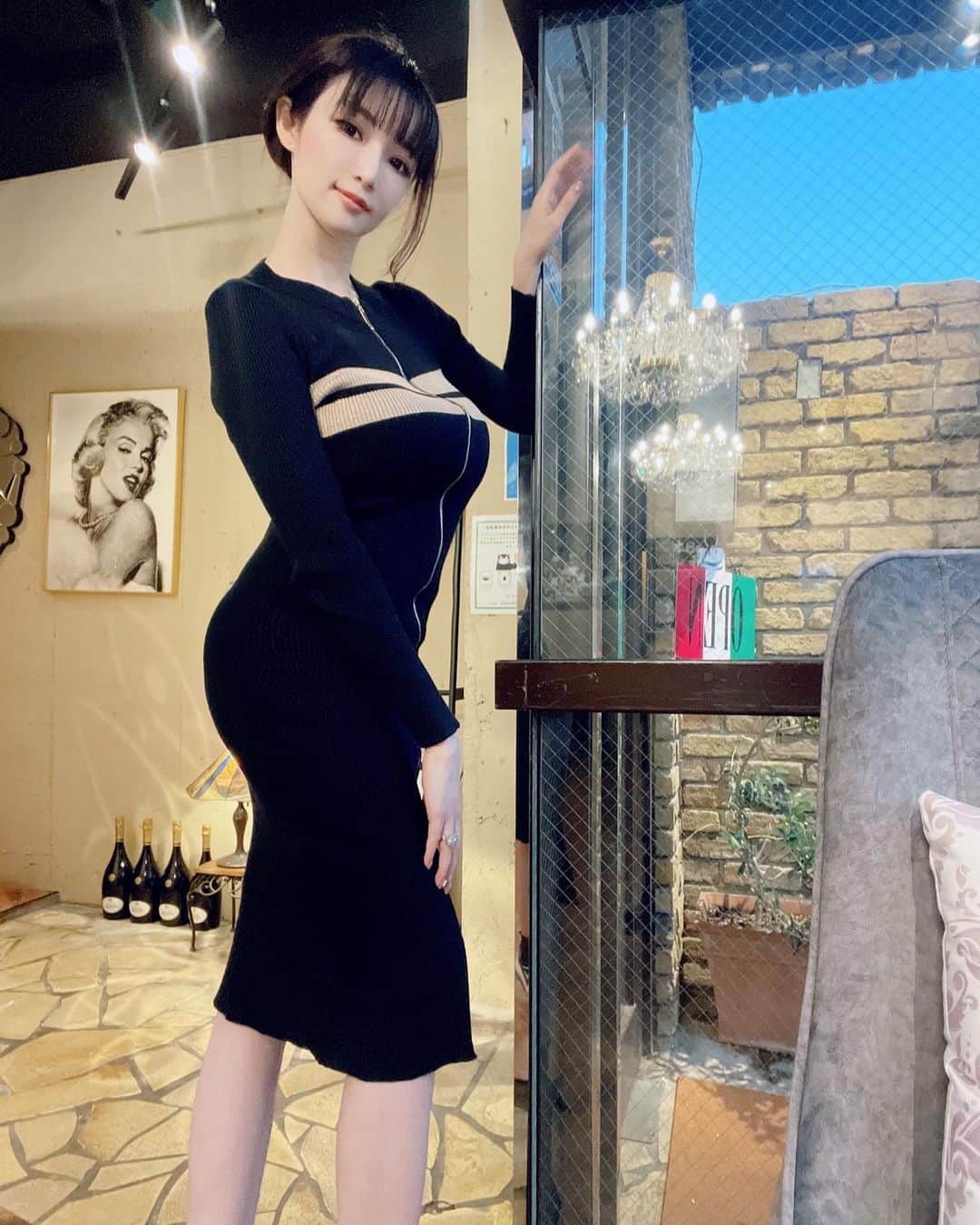 森下悠里さんのインスタグラム写真 - (森下悠里Instagram)「@starlabelofficialshop  美シルエットのニットワンピ  華奢見えするから オススメだよ💓💓💓  胸元のファスナーは お好みの位置で😉  このワンピも近々発売予定✨✨」10月23日 19時05分 - yuurimorishita