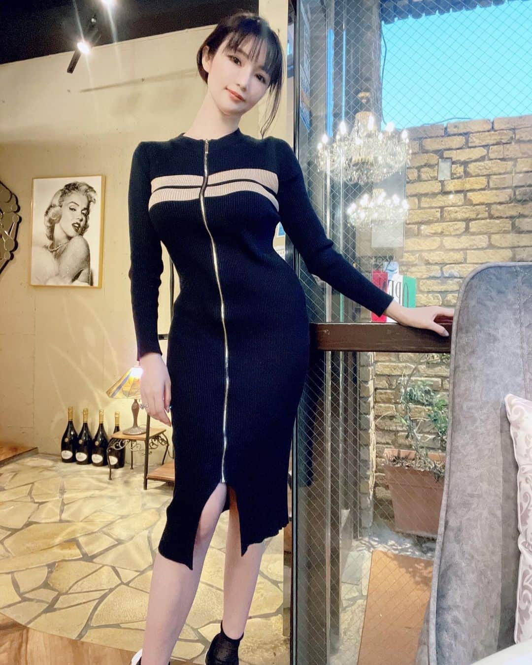 森下悠里さんのインスタグラム写真 - (森下悠里Instagram)「@starlabelofficialshop  美シルエットのニットワンピ  華奢見えするから オススメだよ💓💓💓  胸元のファスナーは お好みの位置で😉  このワンピも近々発売予定✨✨」10月23日 19時05分 - yuurimorishita