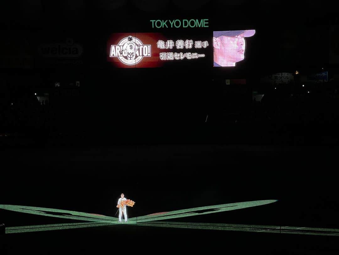宮崎瑠依さんのインスタグラム写真 - (宮崎瑠依Instagram)「亀井選手の引退セレモニーに立ち会うことができて幸せです。  これからも変わらずずっっっっと応援しています！！！！ 本当にお疲れさまでした。  #ARIGATO #KAMEI #ありがとう #ありがとう亀さん #ともに強く #ジャイアンツ #巨人 #giants #東京 #tokyo #野球 #プロ野球 #arigatokamei」10月23日 18時58分 - ruimiyazaki