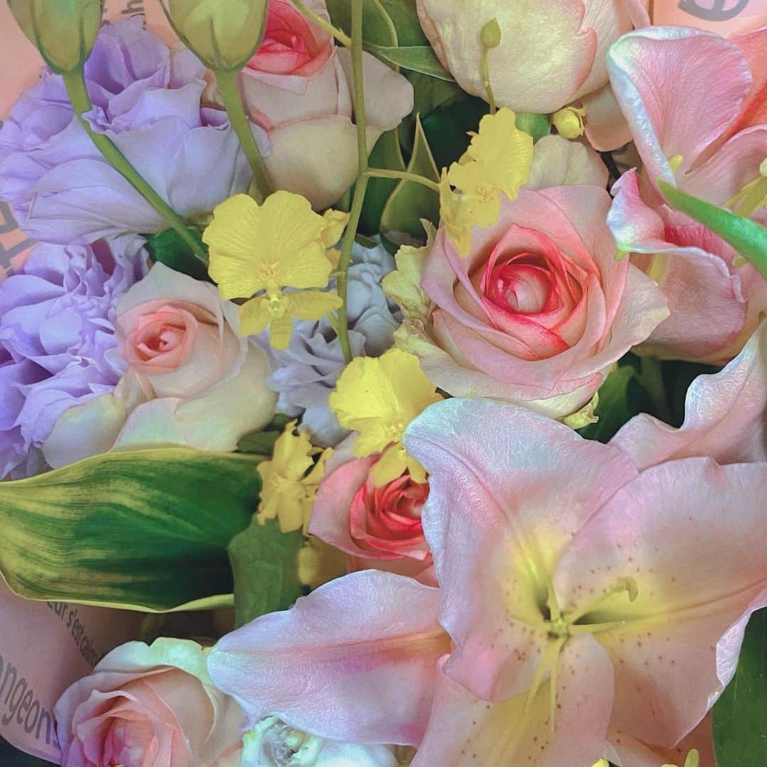 樋口柚子のインスタグラム：「💐 オールアップで頂いた花束。 百合の花がとーっても良い香りで、 これから咲く蕾もいくつかあって、 優しい色合いで嬉しいなあ☺︎」