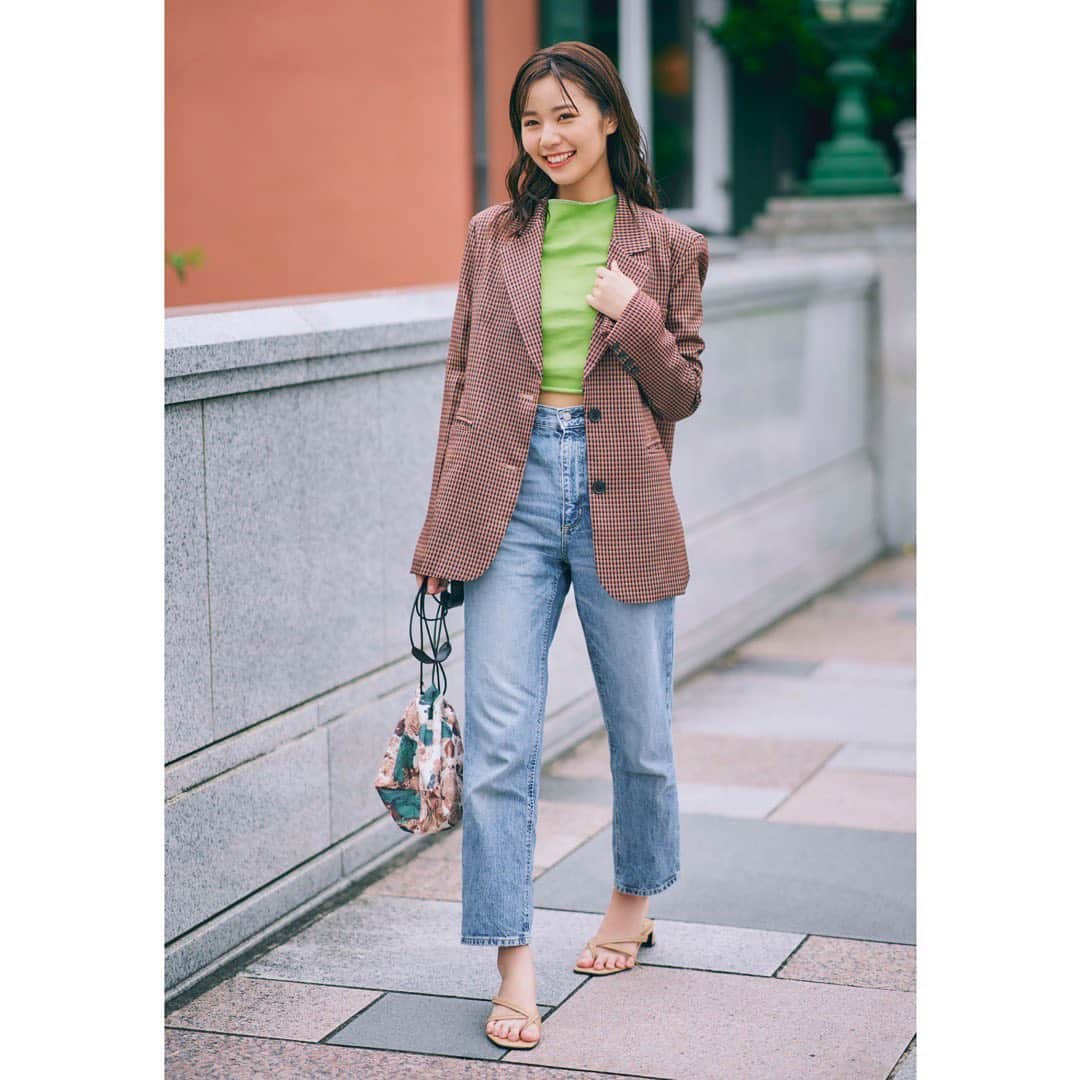 杉浦みずきのインスタグラム：「. すごく好きなスタイル☺️✨ 中が黄緑なのが斬新で可愛い♡ 私服でさらっとこんな着こなししたいな……  #作品撮り  photo… @shuuusei_arima  stylist… @yukie_t__  hairmake…@tsubakichi_hairmake   ジャケット・プルオーバー・バッグ @pocher_official」