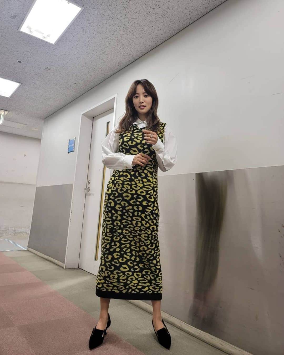 のインスタグラム：「「ドッキリGP」放送中でーす😋😋 shirts,onepiece @livianacontiofficial shoes @manoloblahnik jewelry @e.m.portrait」