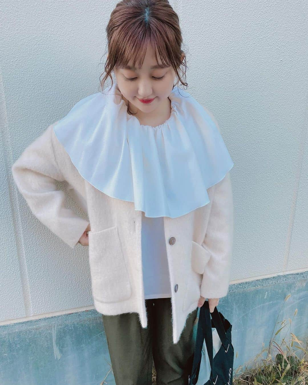 菊地亜美さんのインスタグラム写真 - (菊地亜美Instagram)「. 仕事終わりに、強風の中撮った私服。笑   @_y_o_r_i_ のアウターは今のこの季節にとっても使えて、最近毎日着てる♡  初めてyoriでショッピングしたんだけど、大人可愛くて沼にハマってしまいこれからずっとCheckなブランド✔︎笑  トップスはもうすでに沼にハマって何着も持ってる @ella_selectshop_ ☺︎笑  ここ最近寒すぎて、ウールが入ってる襟トップスが暖かくてほんと使える♡  今日の仕事は沢山声張って体力使ったので、暖房が効いた暖かい車に乗るといっきに眠気が😪」10月23日 19時26分 - amikikuchi0905