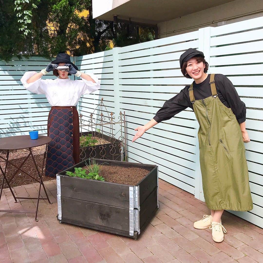 山口もえのインスタグラム：「・  明日はやさいの時間📺だよ💕 春夏に大活躍したミニポタジェ 土もリサイクルして 秋冬野菜と冬越し野菜を な…なんと⁉️10種類も育てます😍  大きなプランターのミニポタジェの中で 上手に共存して育っていく姿は 圧巻です😊😍😭👏 とっても楽しみ♡  📺10月24日(日)8:00〜8:25 NHK-E「趣味の園芸 やさいの時間」 もえのプランター菜園 「秋冬はじっくり！ミニポタジェ」  #やさいの時間#TV #プランター菜園 #深町貴子 さん💕 #ハロウィン 近いからって #私の帽子姿は #仮想している訳ではありません… #魔女っぽいけど🤣#笑」