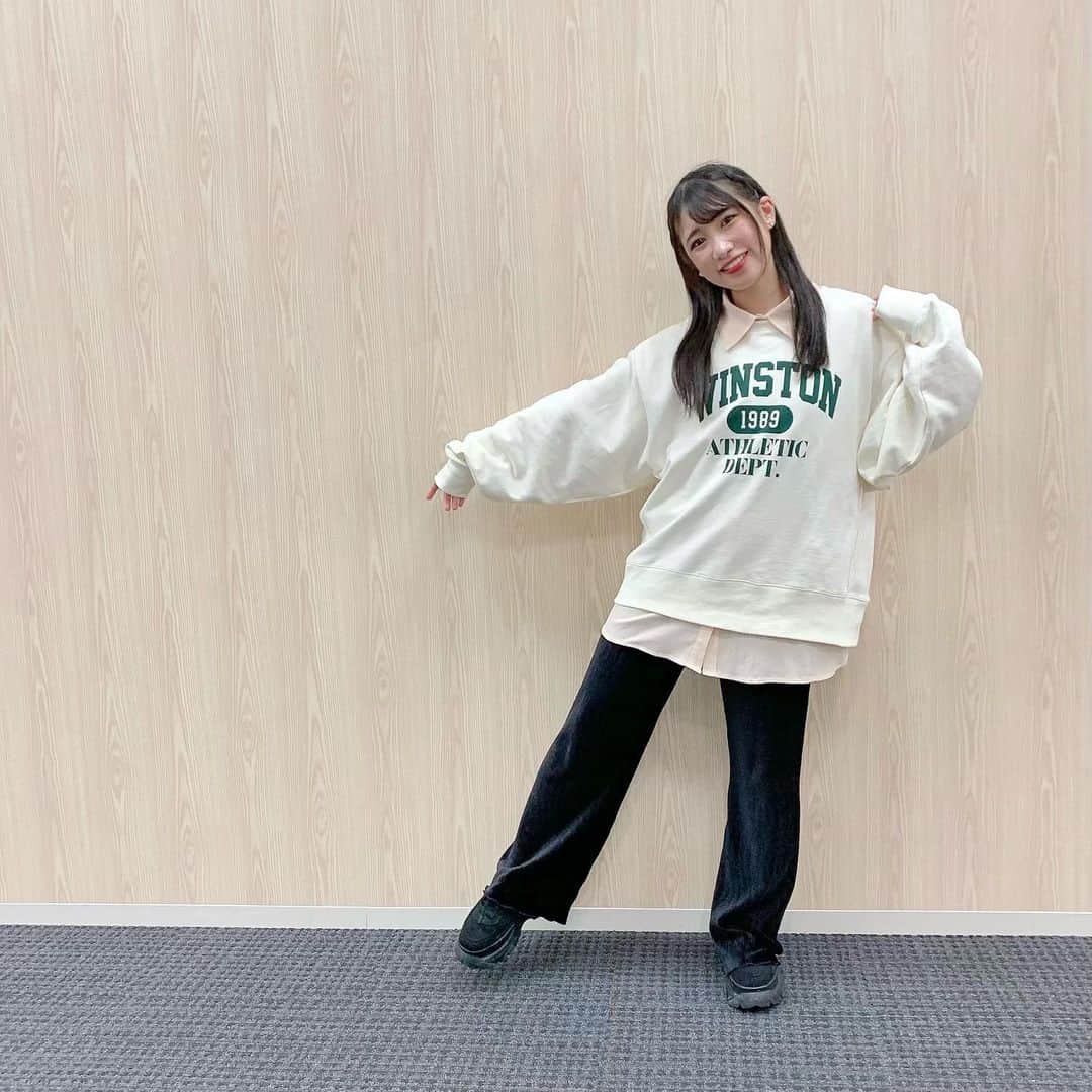 加藤一華のインスタグラム：「. 寒かったからって着込みすぎた🐑💭笑 かなりポカポカだった重ね着コーデ☁️  #ゆるコーデ #ootd #トレーナーコーデ  #スウェットコーデ  #プチプラコーデ  #153cmコーデ #低身長コーデ #女子みんな白コーデでした🤍」