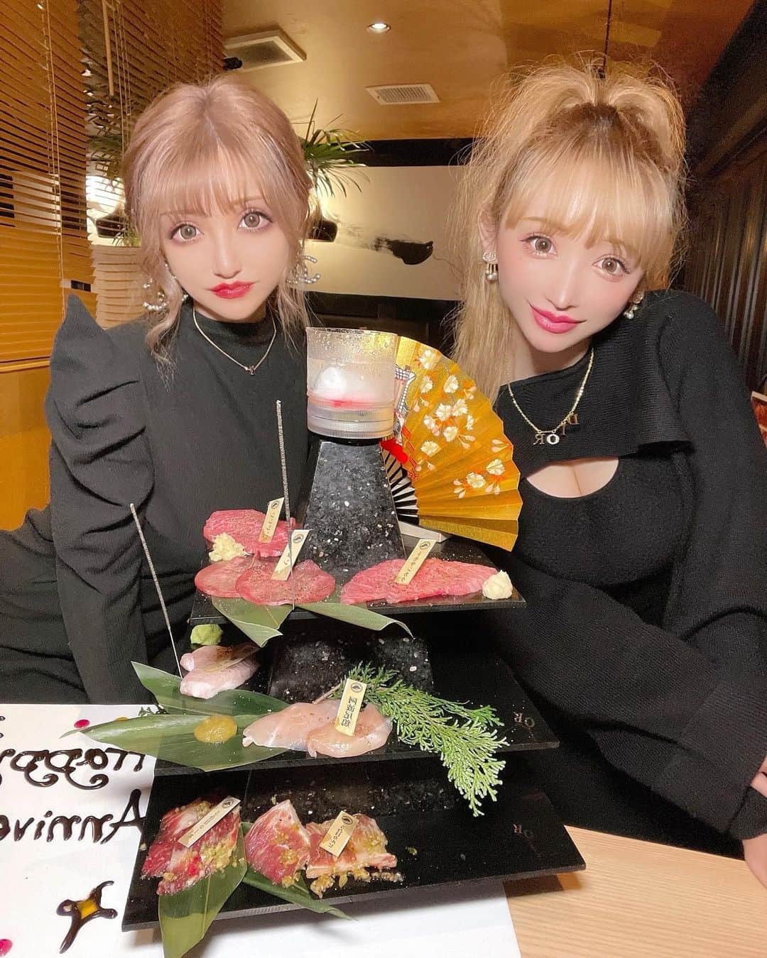 桜井莉菜さんのインスタグラム写真 - (桜井莉菜Instagram)「さき @saki_411 とデート💓【 @shibuya_yakiniku_fujimon 】で映え肉会〜🥩😍❤️ いちいち全部派手可愛い🥺💓 始めの肉寿司めちゃめちゃ美味しかったし、お肉の盛り合わせは もはや芸術😂 最後にちらし寿司があるって聞いて、お肉でもう結構お腹いっぱいだったから、箱出てきた時、 そんなに食べれるかなって思ったら、ピッタリ過ぎるサイズの 激可愛いちらし寿司だった😍❤️ ウニにイクラに、私好み過ぎる味だった🥺💕 最後のシューアイスも、もはや デザートより、飾りの方が目立ってて、とにかく派手にお祝いとかしたい時とかにオススメなお店でした💕 渋谷で行きやすい場所にあるし、 また絶対行く🖤🖤🖤  #渋谷ランチ#渋谷グルメ#渋谷ご飯#焼肉#渋谷焼肉#富士門#誕生日会#記念日」10月23日 20時12分 - rina__sakurai