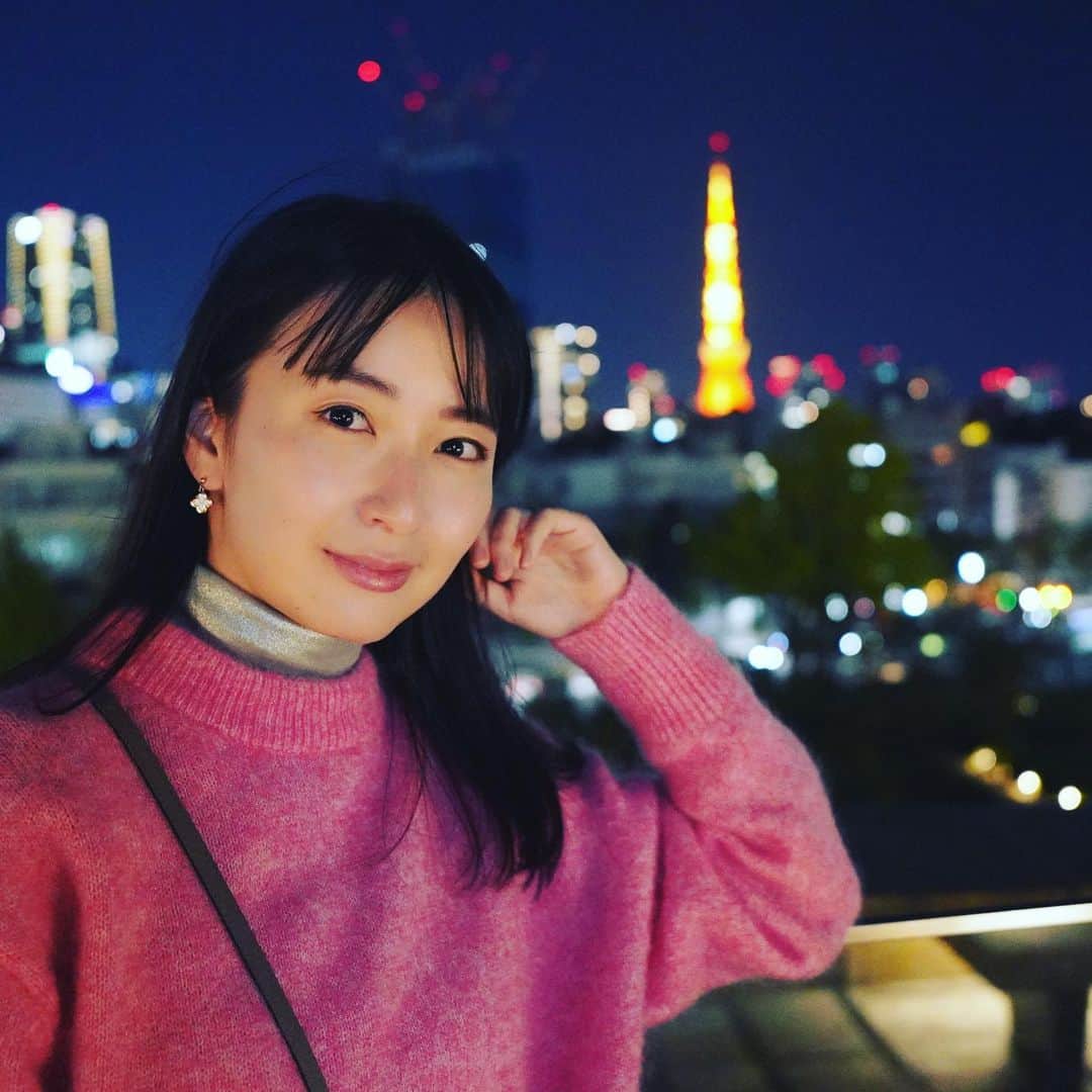 岩間恵のインスタグラム：「アーバンデート🗼  ニットセーターは @hm だよ♡ピンクが可愛い💓  そして久しぶりに前髪作った〜！ @asahi.akamee ありがとうございます😊✨  明日から一週間ほど夫が居ないよ〜〜なにしよう？笑 おすすめの映画やドラマ教えてください♡」