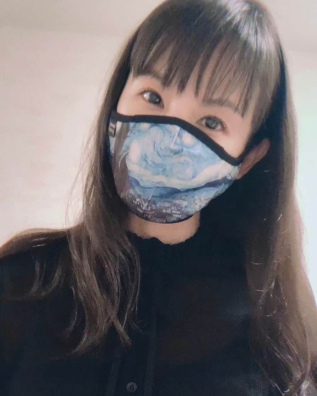 のインスタグラム：「友達が送ってくれた星月夜マスク。 ゴッホ展にこのマスクを付けていくと ミュージアムショップで売ってるのかと 思われそうなので😅 展覧会には普通の不織布マスクで 行きました^_^ 日本では阪急うめだ本店で 買えるそうです。 マスク生活長いですからね〜、 色んなマスクを楽しむ🎶 くらいの気持ちだと Happyに過ごせますよね☺️  #ゴッホ展 #マスク @kowikowi_official  #友達 #感謝 #☺️🙏💖」