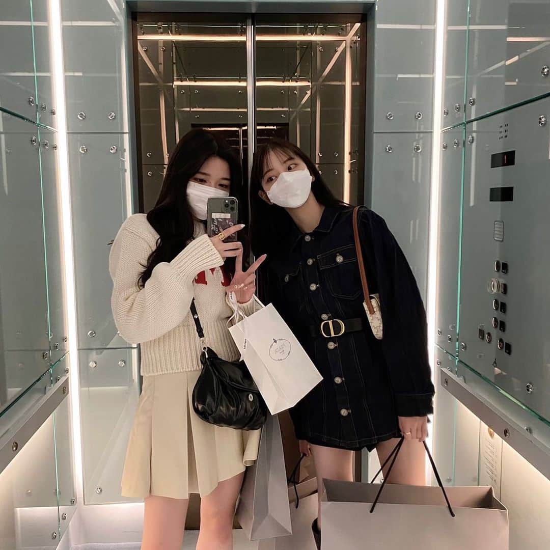 堀未央奈さんのインスタグラム写真 - (堀未央奈Instagram)「🖤  頻繁に会えていて幸せ…！ 私と店員さんとの噛み合わない やり取りにきぬちゃんずっと 笑ってた😹  #みおきぬ」10月23日 20時35分 - horimiona_official