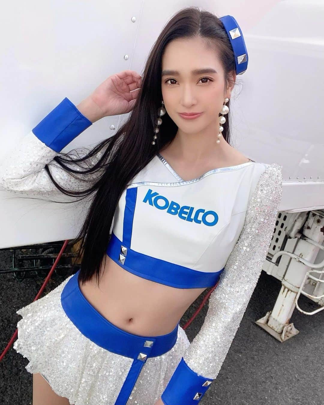 太田麻美のインスタグラム：「SUPER GT Rd,6 オートポリス 予選日有り難うございました💙🤍 今回は、珍しくストレートヘアにしました😊  明日の決勝レース39号車は、8番手スタートです🏁  #supergt #sgt #racequeen #rq #costume #sard #kobelco #kobelcogirls #スーパーgt #レースクイーン #コベルコガールズ #ストレートヘア #ロングヘア」