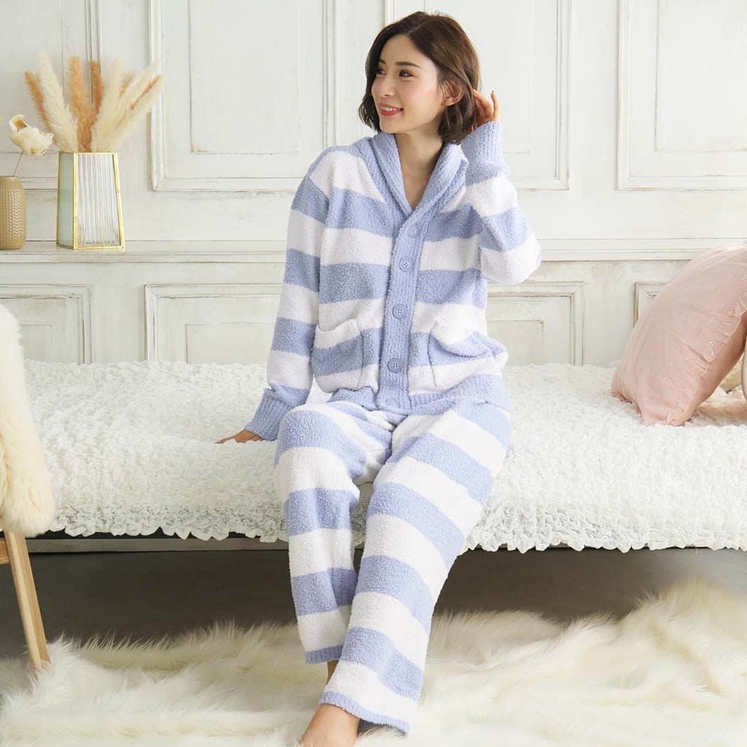 エメフィールさんのインスタグラム写真 - (エメフィールInstagram)「♥ new item あったかふわふわもこもこの柔らかいモールニット生地で、ずっと触れていたくなる気持ちよさ🕊  厚過ぎず、軽い着ごこちで着ぶくれしないのが嬉しいポイント！  伸びがいいのでおうちでのリラックスタイムに最適！  トップスはボタン付きの前開き仕様なので、カーディガンのように着たいときにさっと羽織れます。  サイズはM,Lのユニセックス展開で、ご家族やパートナーと一緒にあったかお部屋時間が楽しめるので、お揃いのお部屋着やパジャマとしてプレゼントにもオススメです💝  ⁡ ----------------------------------------- ボーダーモールニット 上下セット (男女兼用サイズ) サイズ:M-L 商品番号:825579 ----------------------------------------- ⁡  ⁡ #aimerfeel #エメフィール #パジャマコーデ #パジャマ女子 #パジャパ #パジャマ姿 #パジャマ #ルームウェアセットアップ #部屋着コーデ #お泊りコーデ #ナイトウェア #おそろパジャマ #リラックスウェア #ラウンジウェア #おそろコーデ #おそろコーディネート #双子コーデ #ふたごコーデ #友達とお泊まり #パジャマ女子会 #パジャマパーティー #お泊まりコーデ #ボア #ゆるコーデ #もこもこ #モコモコアウター #彼とおそろい #モールニット #モールニットカーディガン」10月23日 20時45分 - aimerfeel_official
