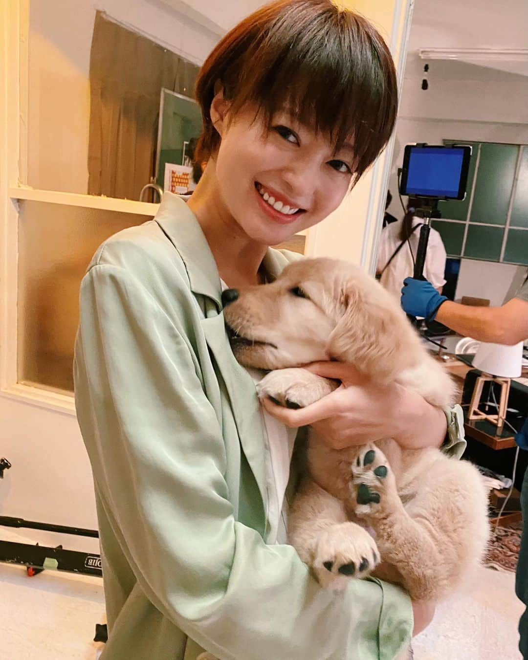 小林涼子さんのインスタグラム写真 - (小林涼子Instagram)「. 歯が生えてきて痒い痒い がぶがぶ🐶 ハルは現場の癒しでした 🐶 最近はお知らせが多くなってしまい 申し訳ないのですが… 今年の頭頃、準備していた作品や この秋、撮っている作品達が 無事に放送を迎える事が出来 とても嬉しい日々です。 お仕事が思うようにできなかった時期もあるので、 沢山のご縁に感謝でいっぱい。 なので…お知らせさせてください！ 🙏🏻 明日10月24日(日)22時より WOWOW「ソロモンの偽証」第4話 放送です。 そして、先日放送になった ドラマ「どうせもう逃げられない」 @dousemou_drama  Amazonプライムでも配信が始まったので…こちらも是非見て頂けたら嬉しいです。 🙌🏻 #ソロモンの偽証 #wowow #お知らせ #沢山で #幸せです  #mbs #どうせもう逃げられない #tver #アマプラ #よろしくお願いします #わんこのいる生活 #わんこ #ゴールデンレトリバー #犬 #可愛すぎる」10月23日 20時49分 - ryoko_kobayashi_ryoko