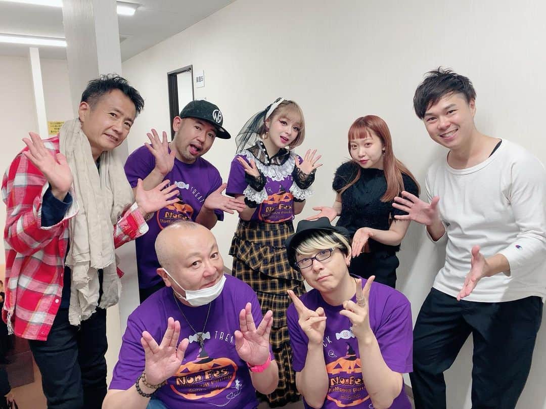 tokuのインスタグラム：「🎃ノンフェスハロウィン🎃 サポートバンドメンバーさんと😉  清水信之(Key) 鳥山雄司(Gt) 海老原諒(Dr) ハピネス徳永(Bs) 山下あすか(Perc)  #ノンフェス  #garnidelia」