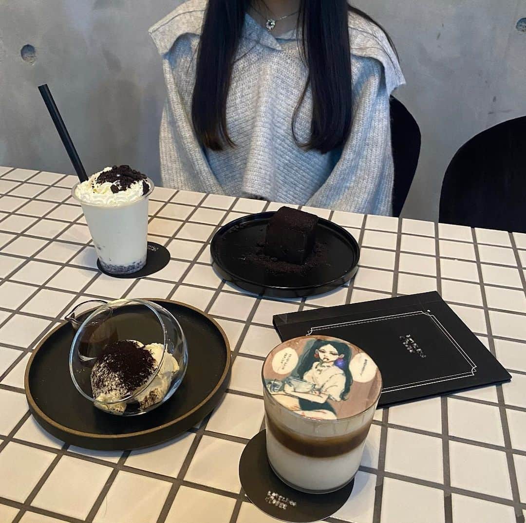 石安伊のインスタグラム：「魅力的な女の子って、ガマンばっかりじゃなれないのよ。  とラテにかいてあります   #福岡カフェ」