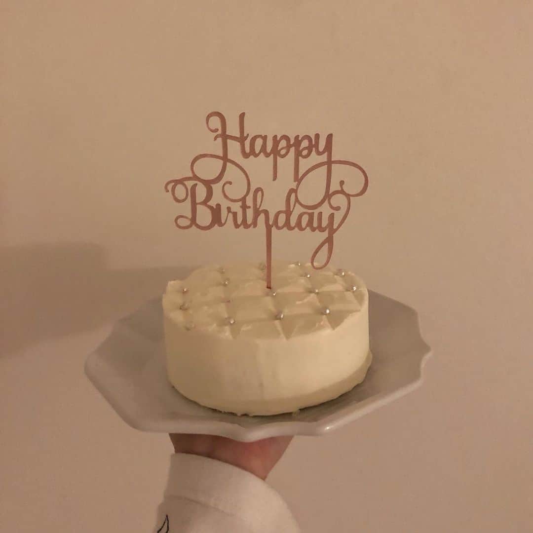 R i R y (リリー)さんのインスタグラム写真 - (R i R y (リリー)Instagram)「『可愛いケーキ特集🎂』  素敵な可愛いケーキをご紹介🍰 誕生日ケーキの参考にしてみてね♩  ✴︎---------------✴︎---------------✴︎  ▶▶掲載する写真を募集中📸 カワイイ写真が撮れたら、@velle.jpをタグ付けするか、ハッシュタグ#velle_jp をつけて投稿してみてね♪  velle編集部と一緒にカワイイで溢れるvelleを創っていこう😚 ✴︎---------------✴︎---------------✴︎ #バタフライ #butterfly #蝶 #蝶々 #ケーキ #cake #ケーキ #手作りケーキ #誕生日ケーキ #韓国ケーキ #お菓子 #お菓子作り #お菓子作り好きな人と繋がりたい #インスタ映えスイーツ #スイーツ巡り #スイーツ女子 #スイーツ好き #スイーツ好きな人と繋がりたい #甘いもの好きな人と繋がりたい #おしゃれ #お洒落さんと繋がりたい #おしゃれさんと繋がりたい #オルチャン #韓国ファッション #韓国好きな人と繋がりたい #オレオチーズケーキ #オレオケーキ #ティアラケーキ #センイルケーキ #キルティングケーキ」10月23日 21時00分 - velle.jp