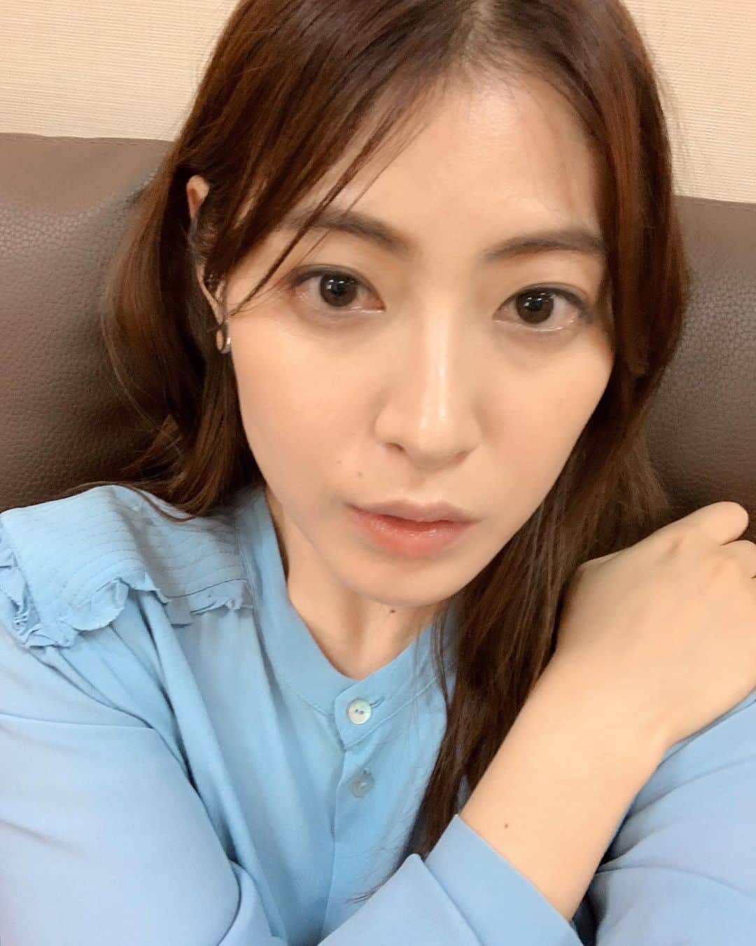 瀧本美織のインスタグラム：「💄 CMのメイクは、マスカラなし、シャドウで陰影を。 眉は濃いめでしっかりな存在感でした。 普段も、シャドウだけでニュアンスつけるのが好きです。眉も濃いめが好きです。  監督が選んで下さったイヤリング、可愛い。ちょっとプルーン寄りみたいです。   #cm  #ミキプルーン　  #メイク」